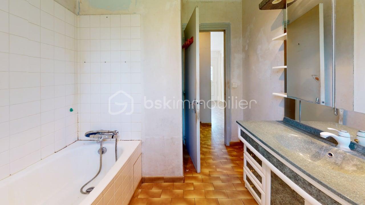 34-Rue-du-Gatinais-Bathroom.jpg