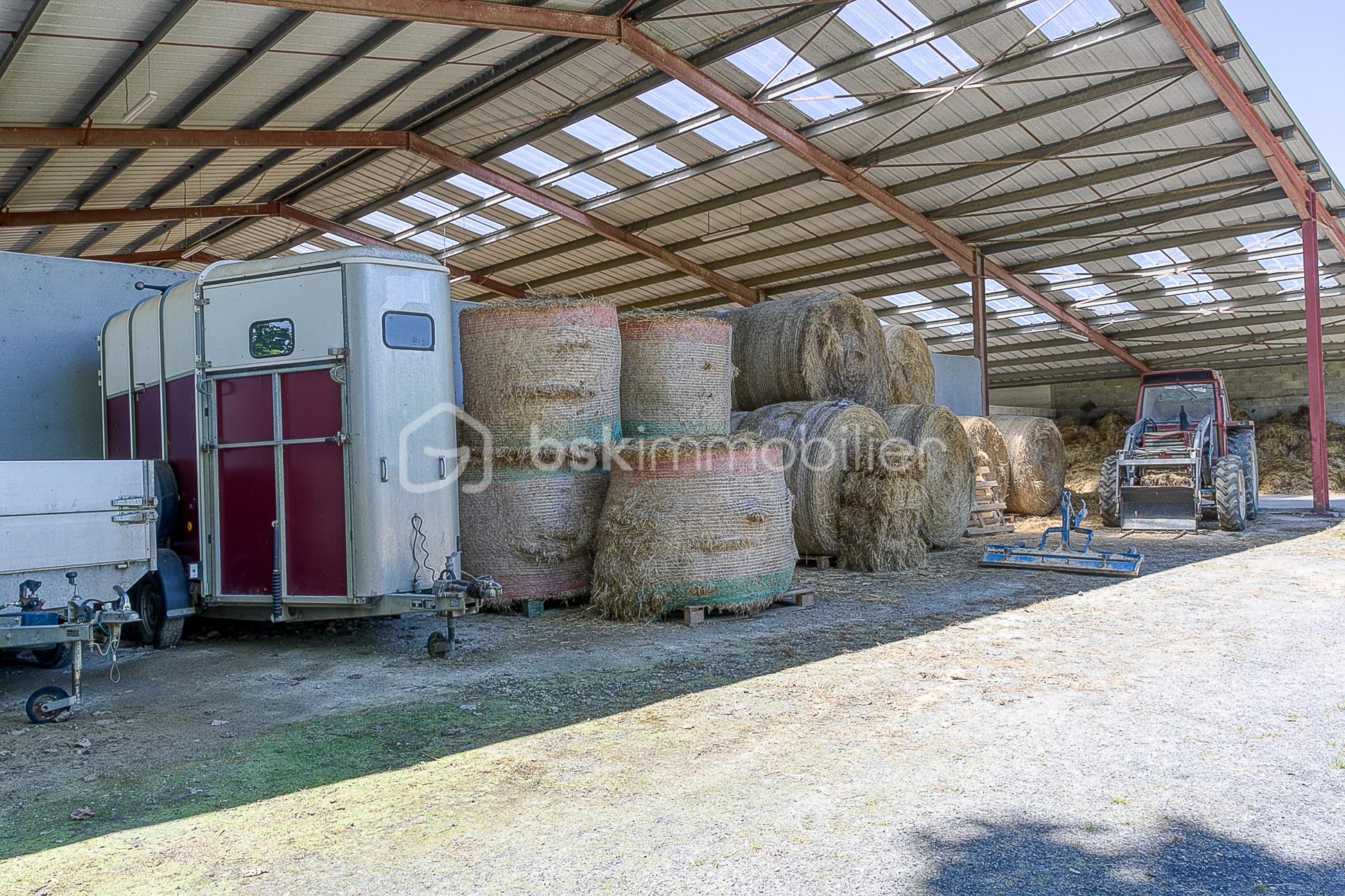 espace stockage fourrages.jpg