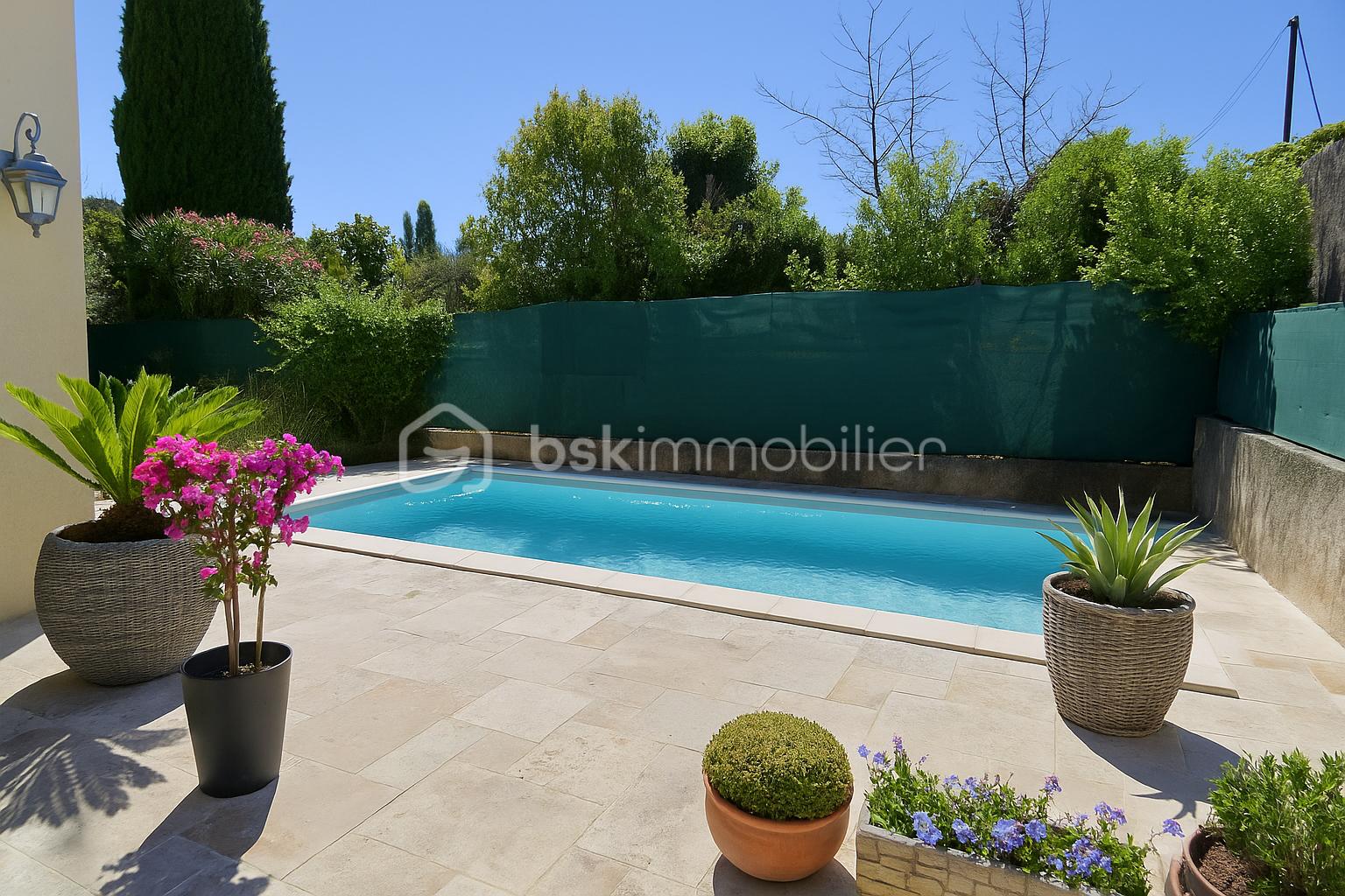 Maison de 150 m² - Piscine méditerranéenne sous le soleil.png