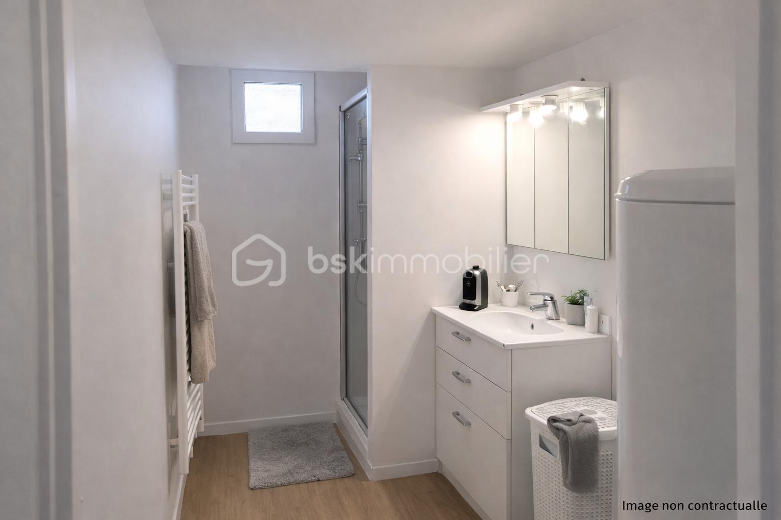 Salle de bain moderne et lumineuse.png