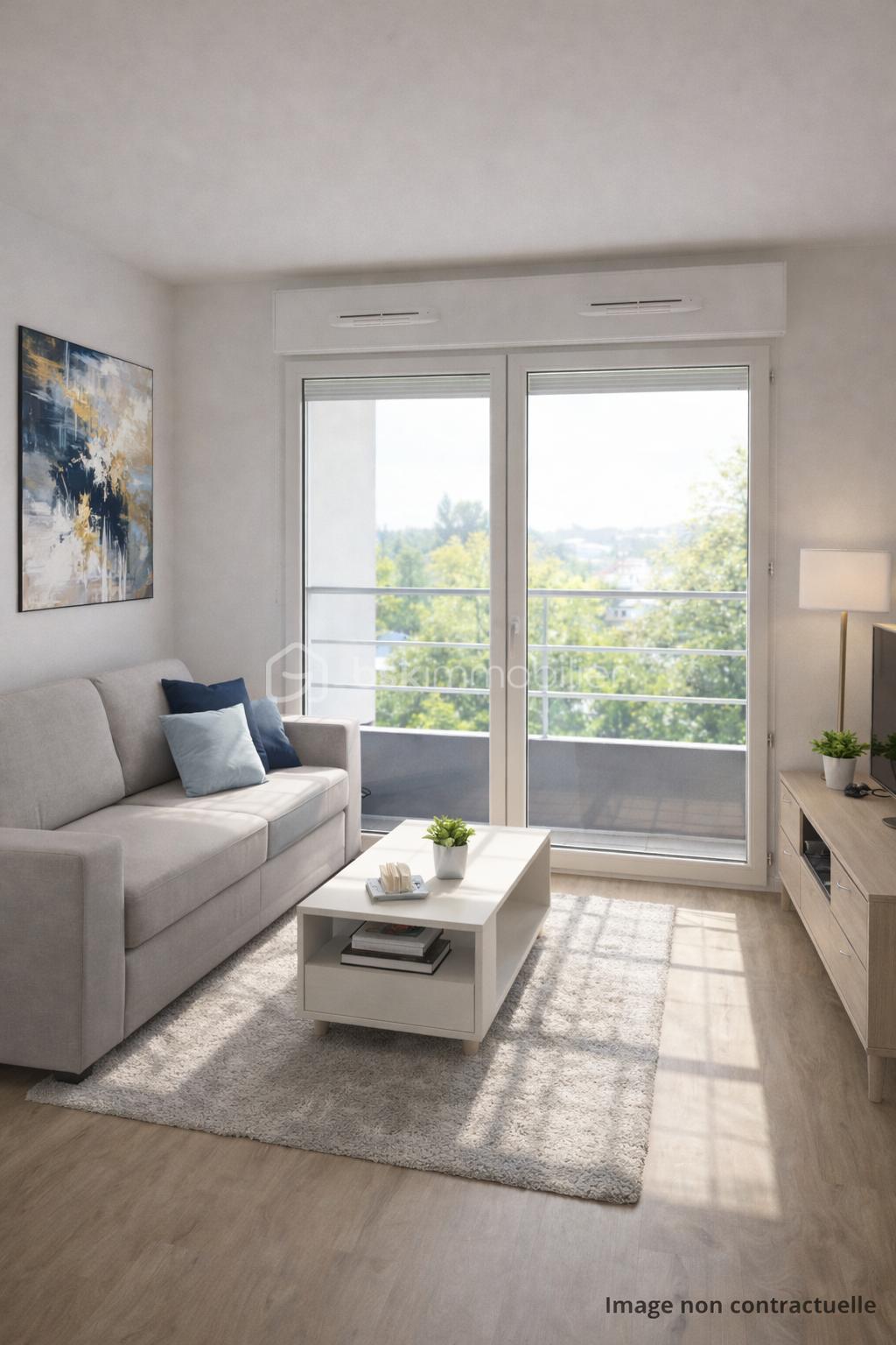 Salon lumineux avec vue sur balcon.png