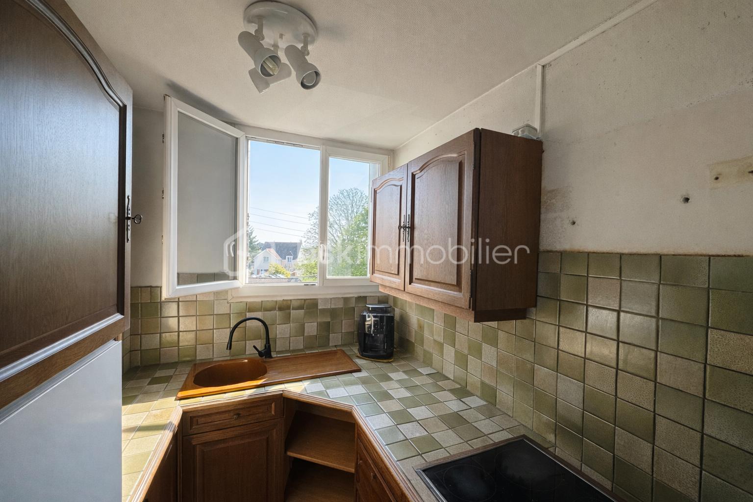 Cuisine traditionnelle avec vue sur jardin.png