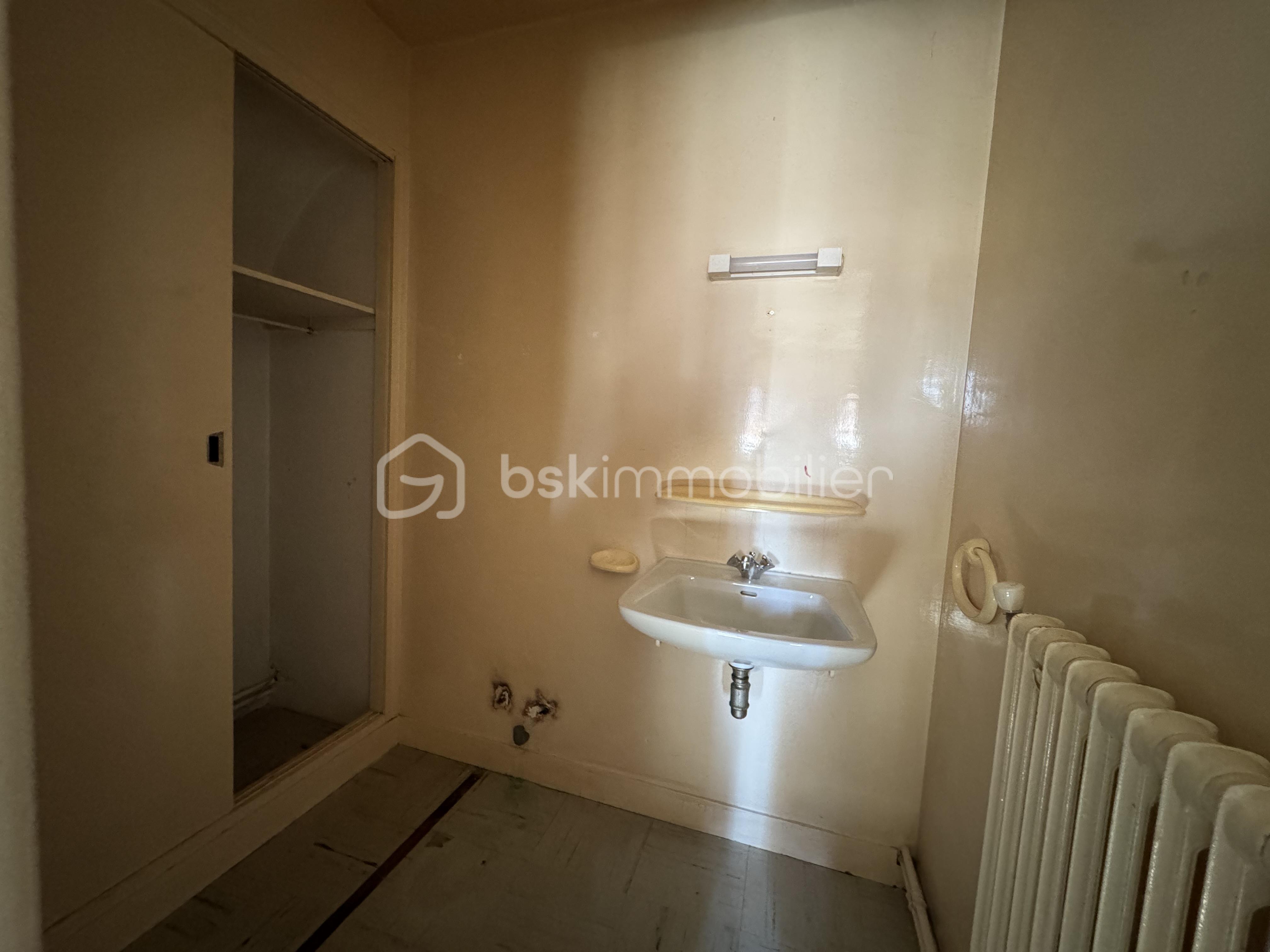 Maison en pierre de 111 m² - cabinet toilette chambre fond.jpeg