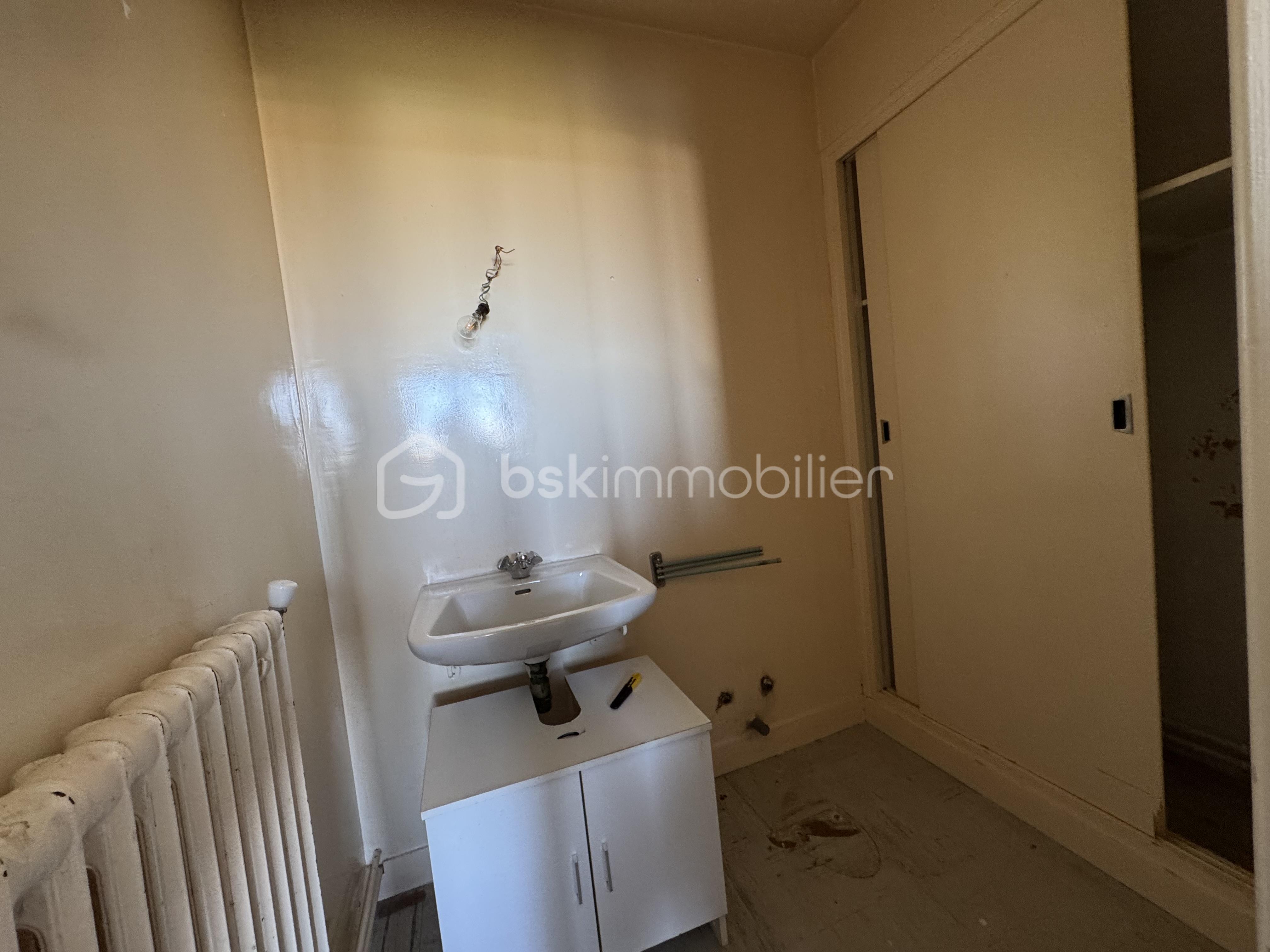 Maison en pierre de 111 m² - cabinet toilette chambre escalier.jpeg