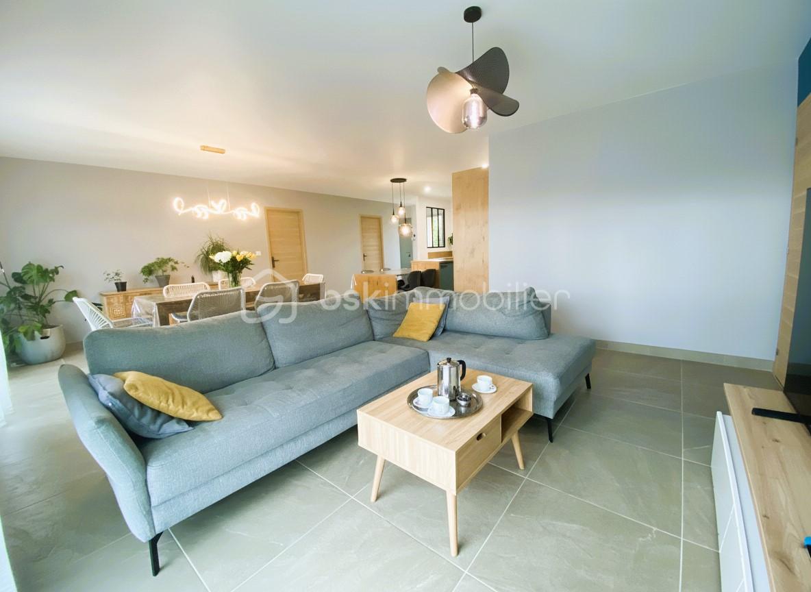 Salon avec petite table garnie1.jpg