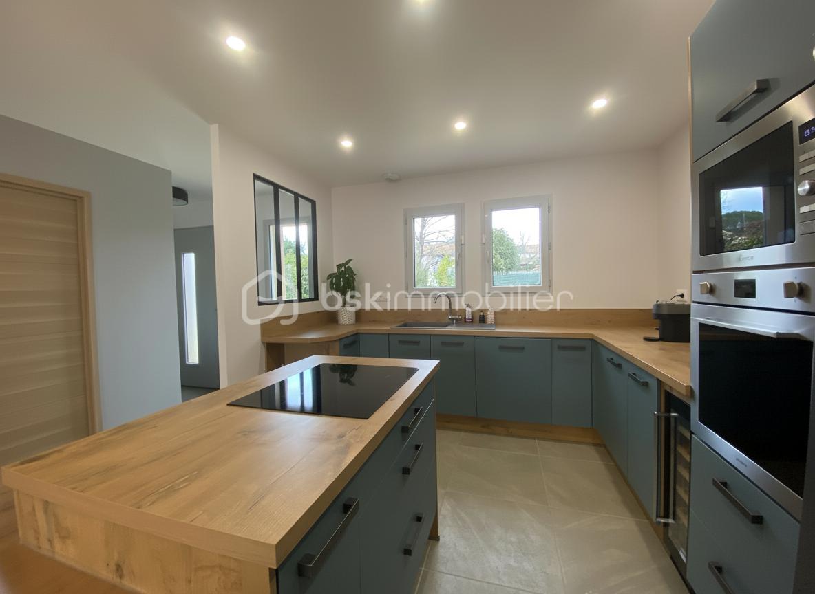 Cuisine vue entrée et fenêtres.jpg