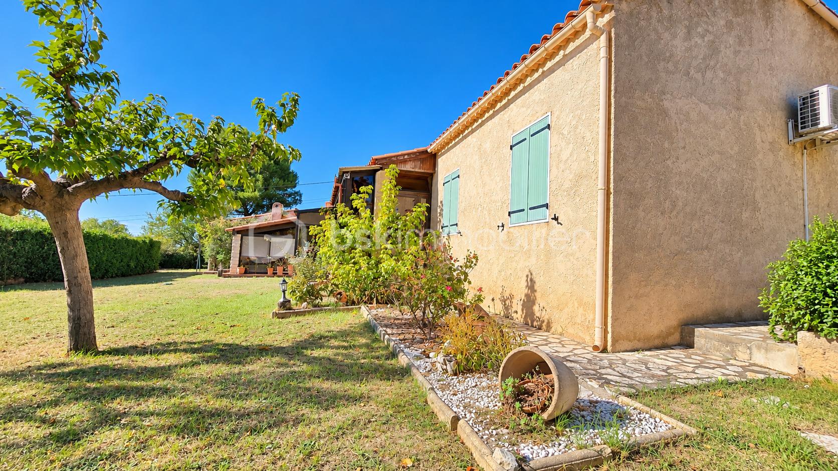 Maison méditerranéenne et jardin ensoleillé.png