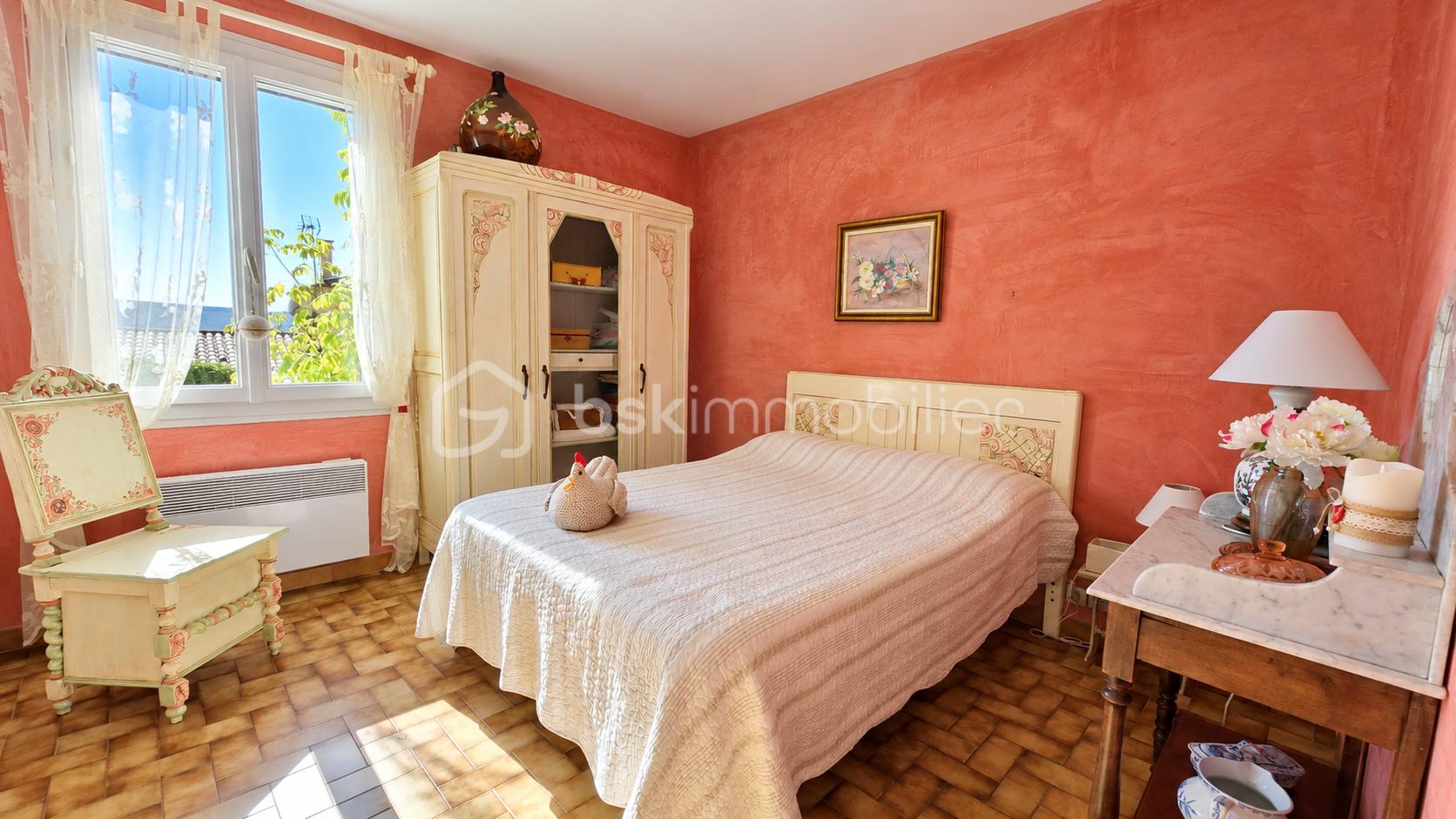 Chambre provençale baignée de lumière.png