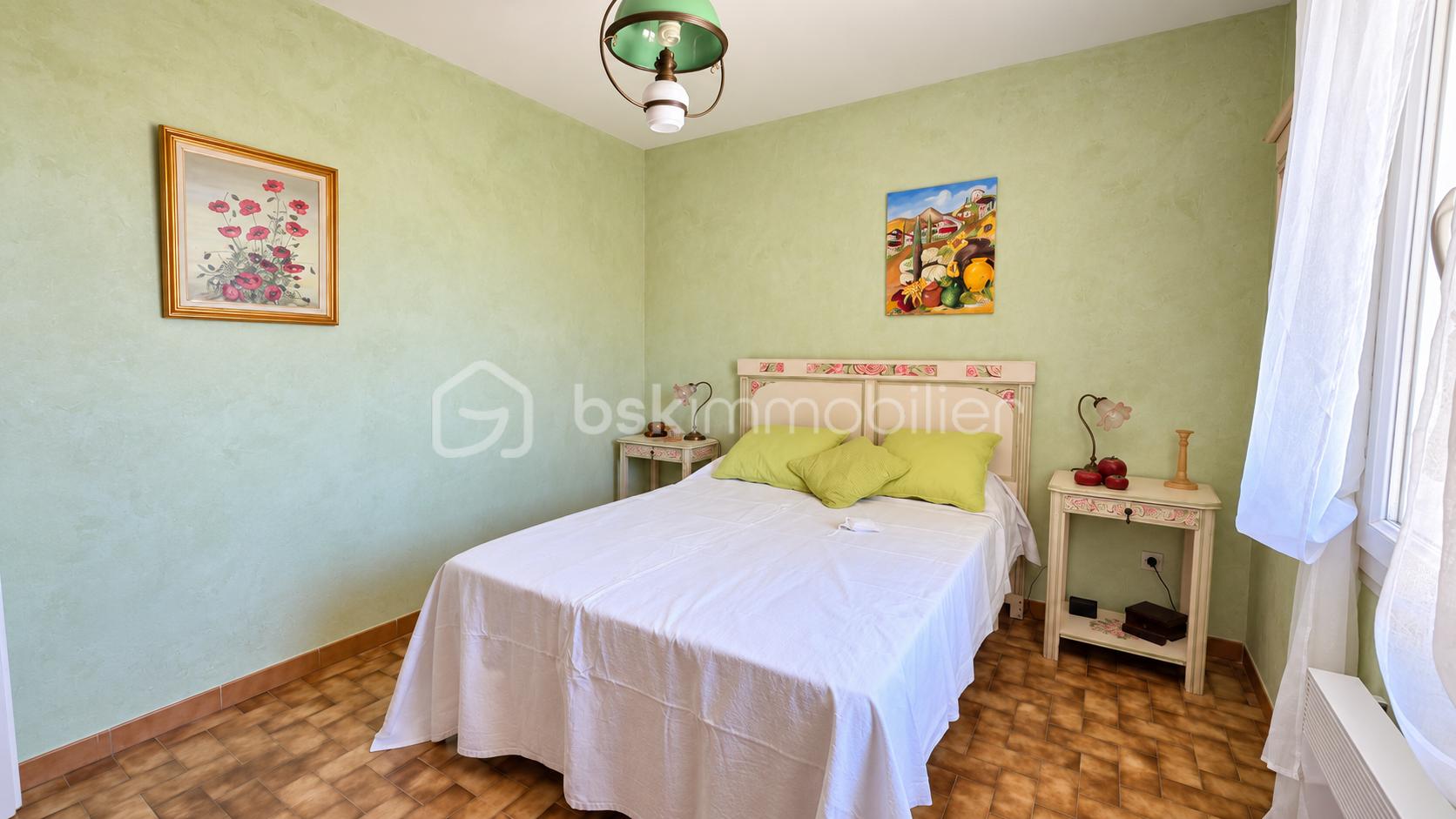 Chambre sage avec lit floral.png