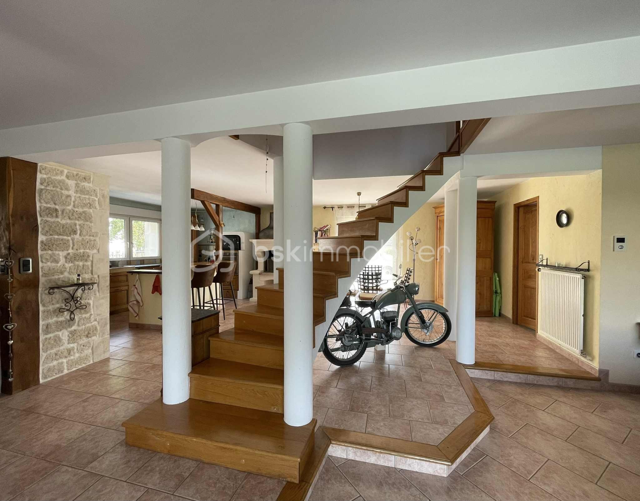 Maison de 225 m² - escalier.jfif