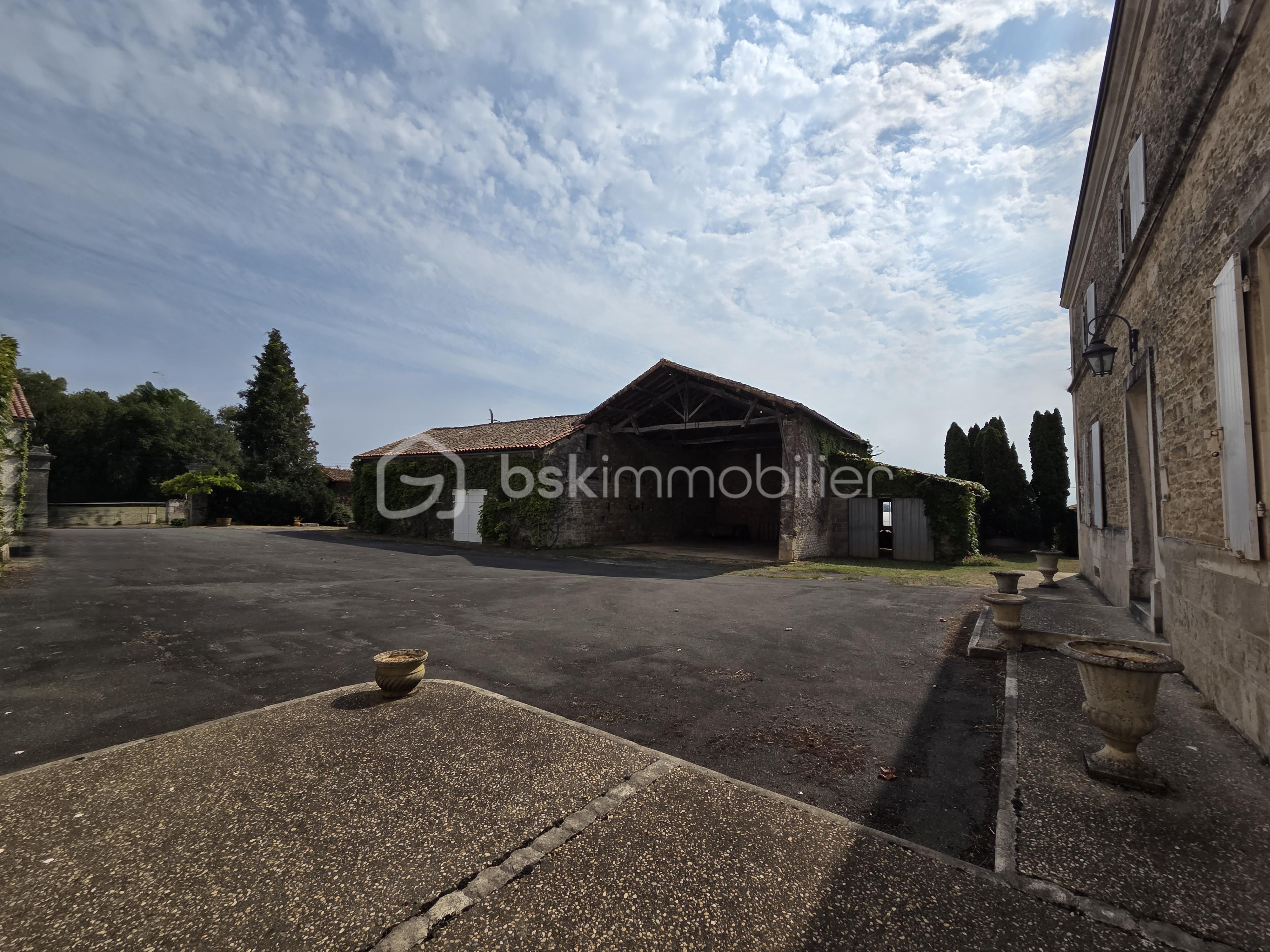 Maison de maitre de 210 m² - cour 8.jpg