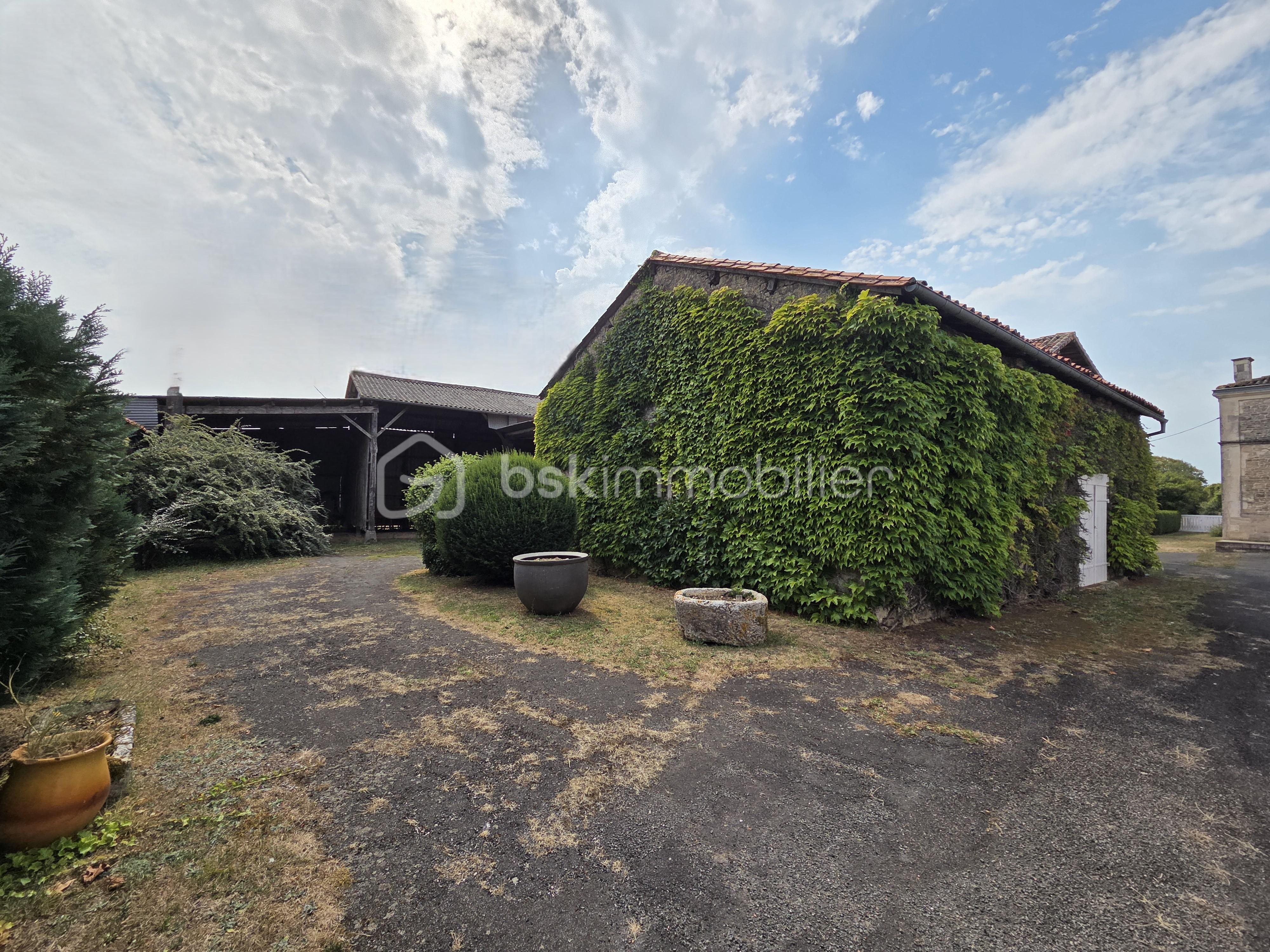 Maison de maitre de 210 m² - cour 1.jpg
