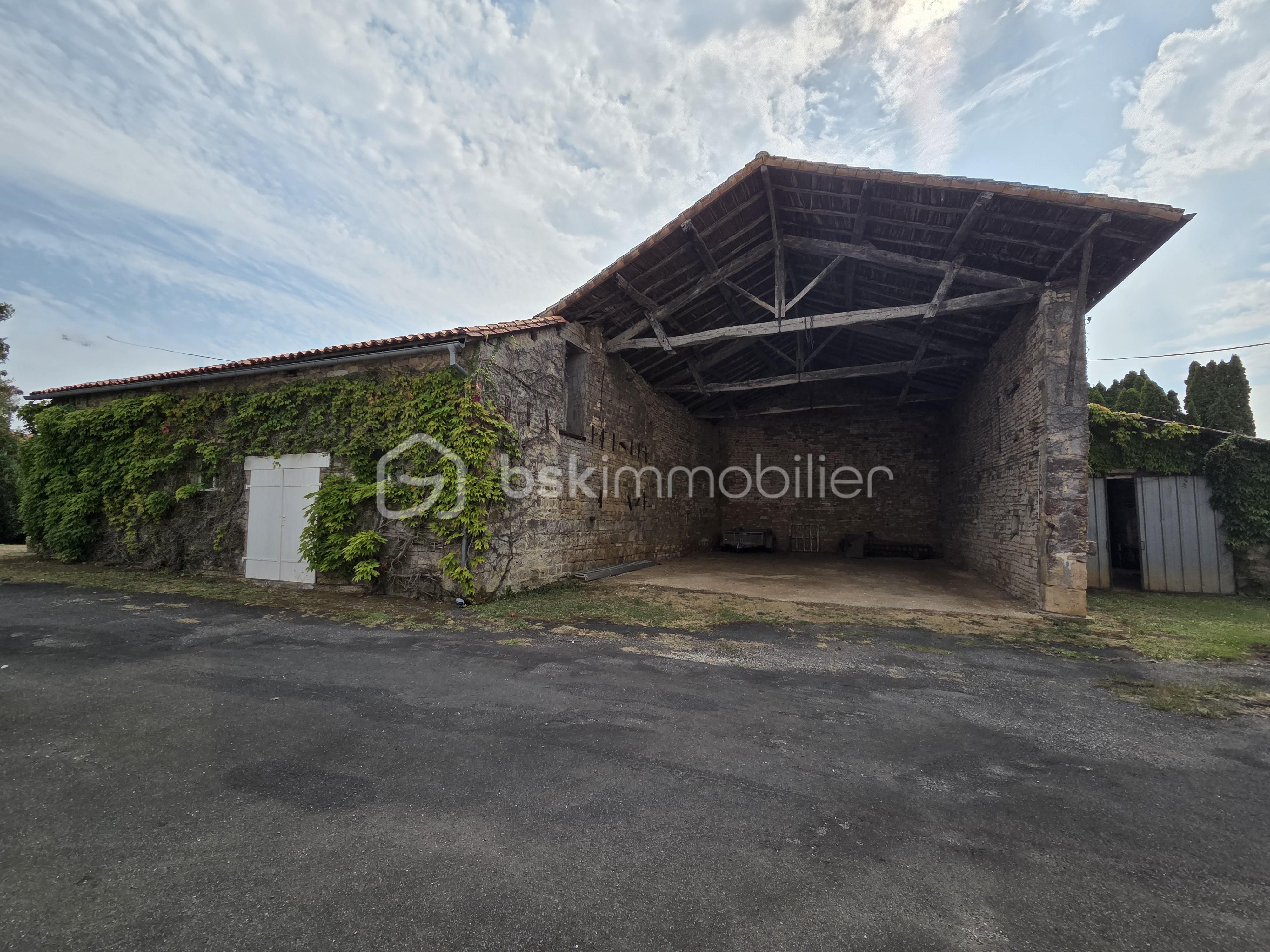 Maison de maitre de 210 m² - hangar 2.jpg