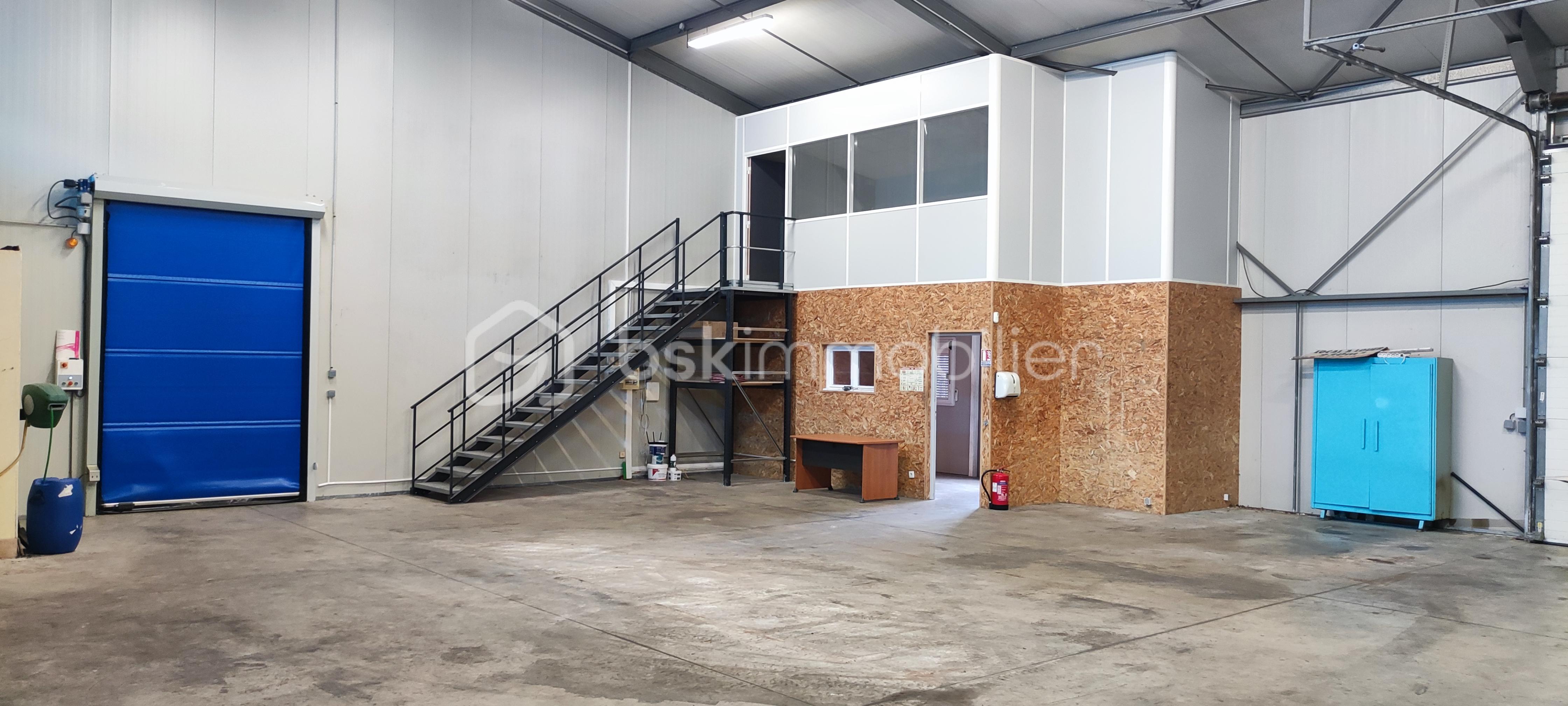 Local commercial de 225 m² - 1701329860326.jpg