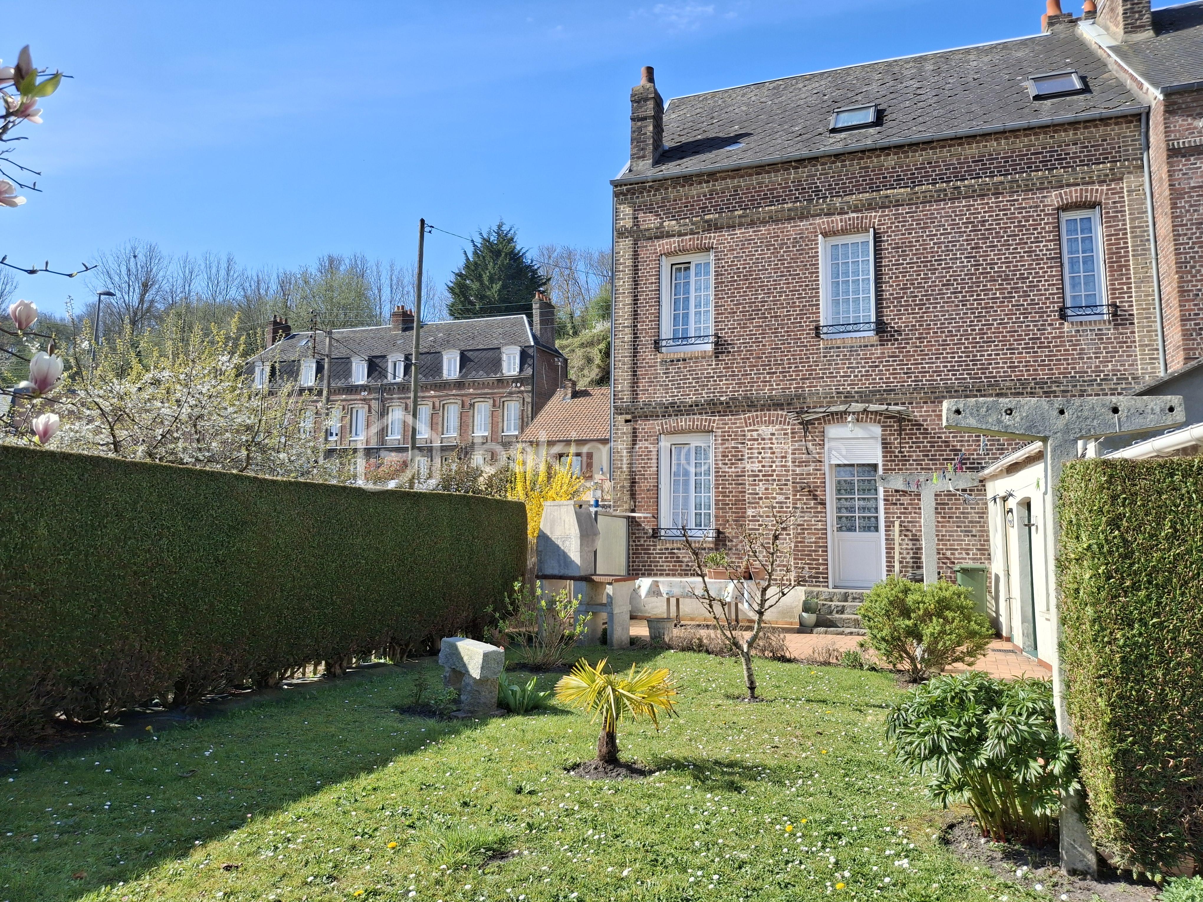 Maison de 111 m² - façade arrière jardin paysage soleil.jpg