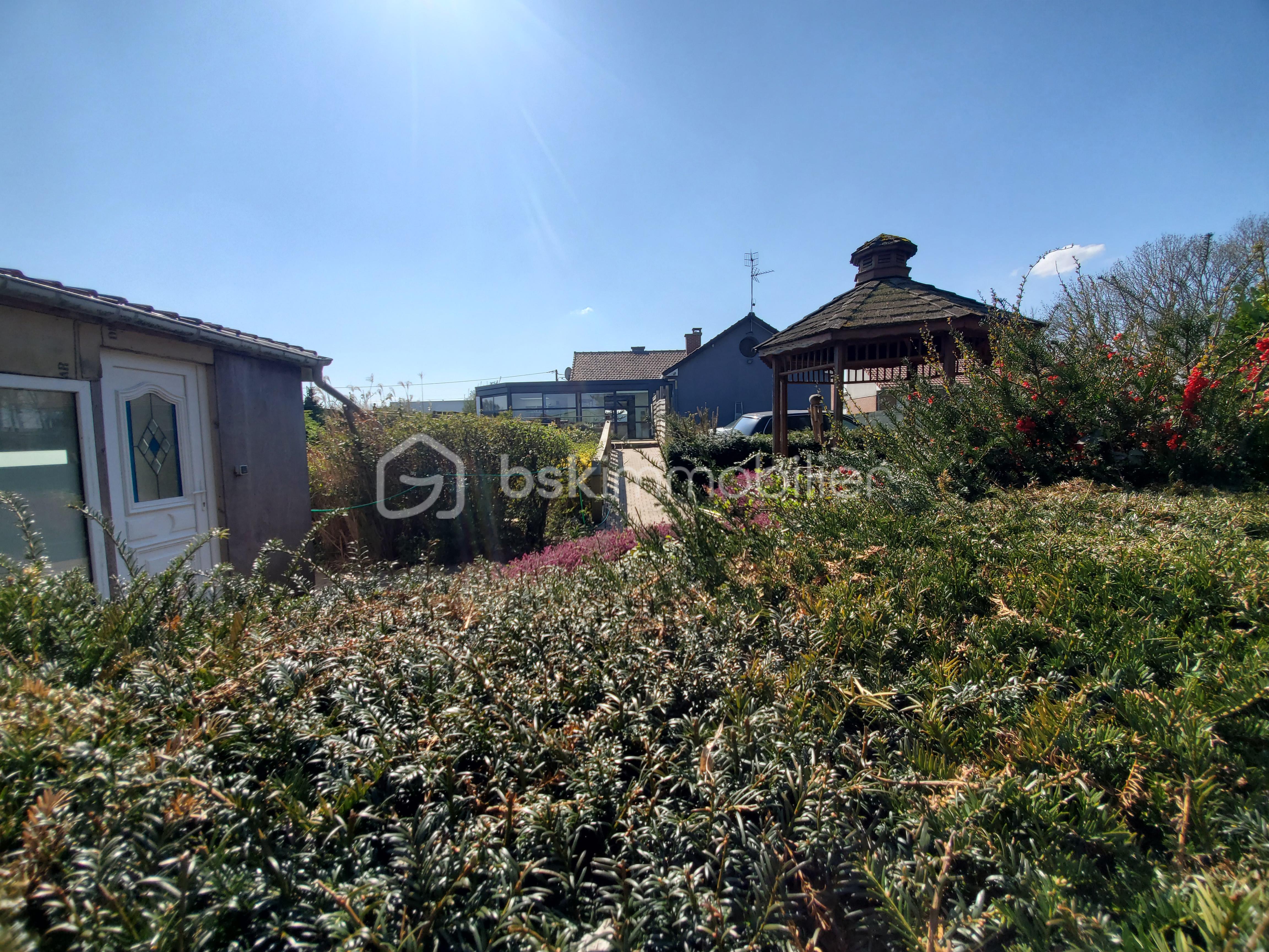 Propriete de 200 m² - DUISANS JF EXT JARDIN OK VUE MAISON.jpg