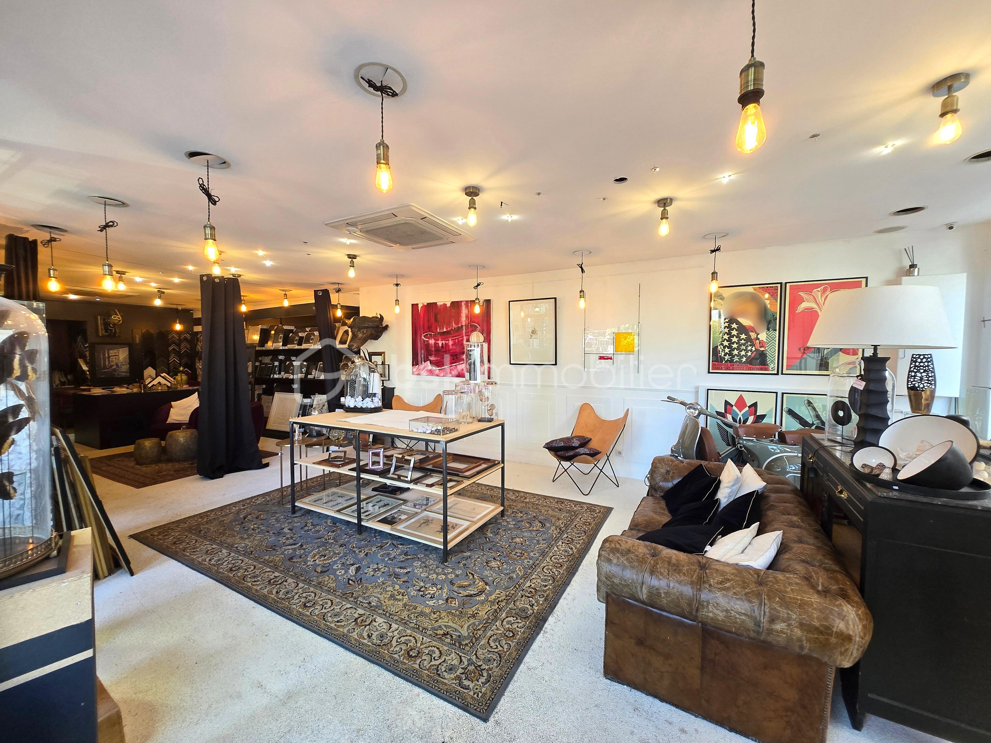 2  espace vente entrée.jpg