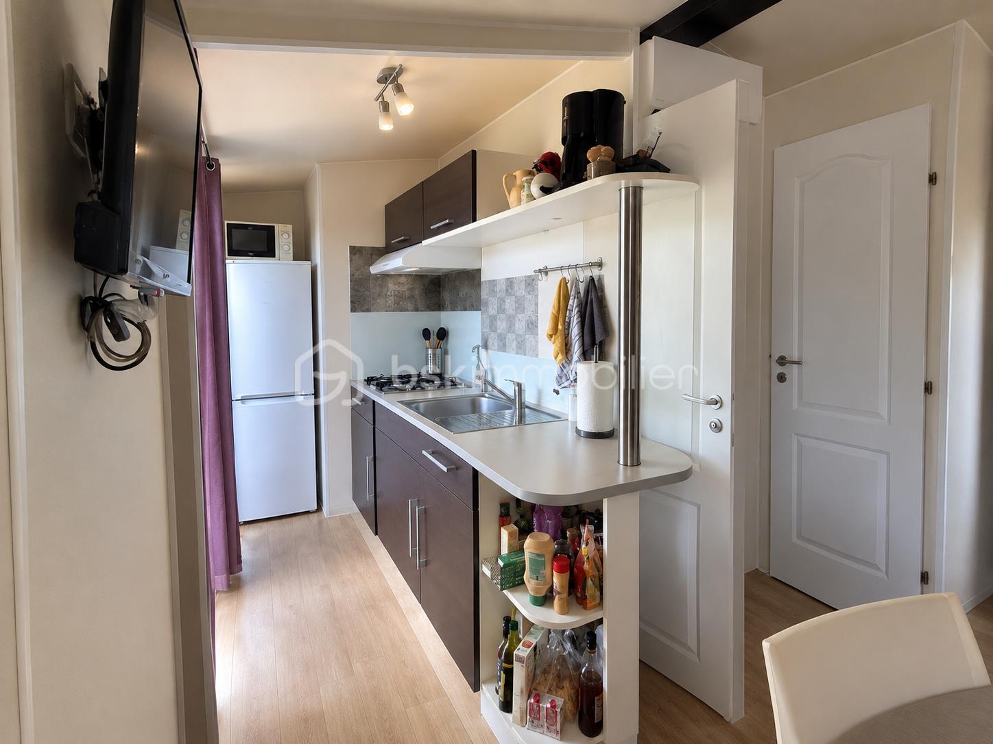 Cuisine moderne et chaleureuse rangée.png