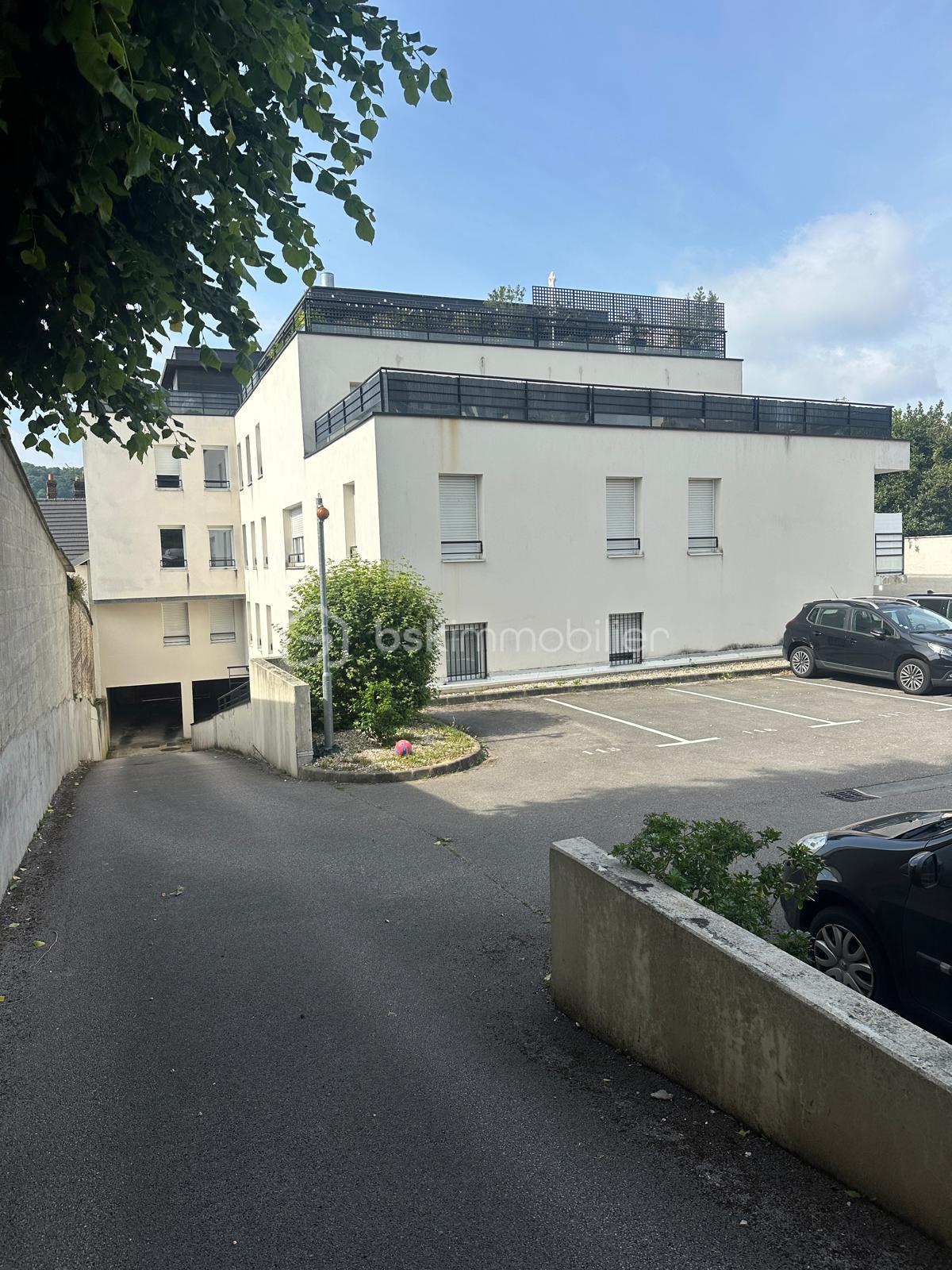 Appartement de 37 m² - Arrière résidence et parking haut portrait.jpg