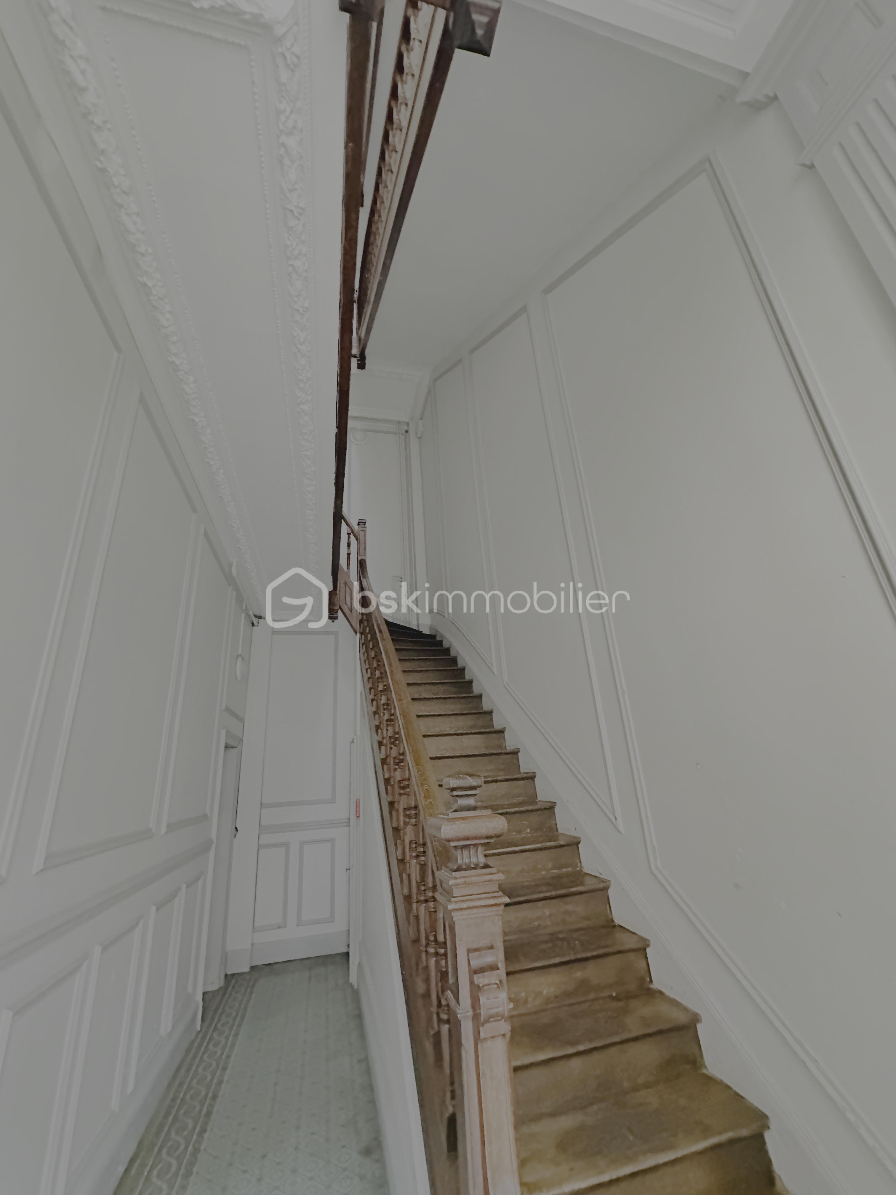 Appartement de 176,83 m² - Escalier entrée.png