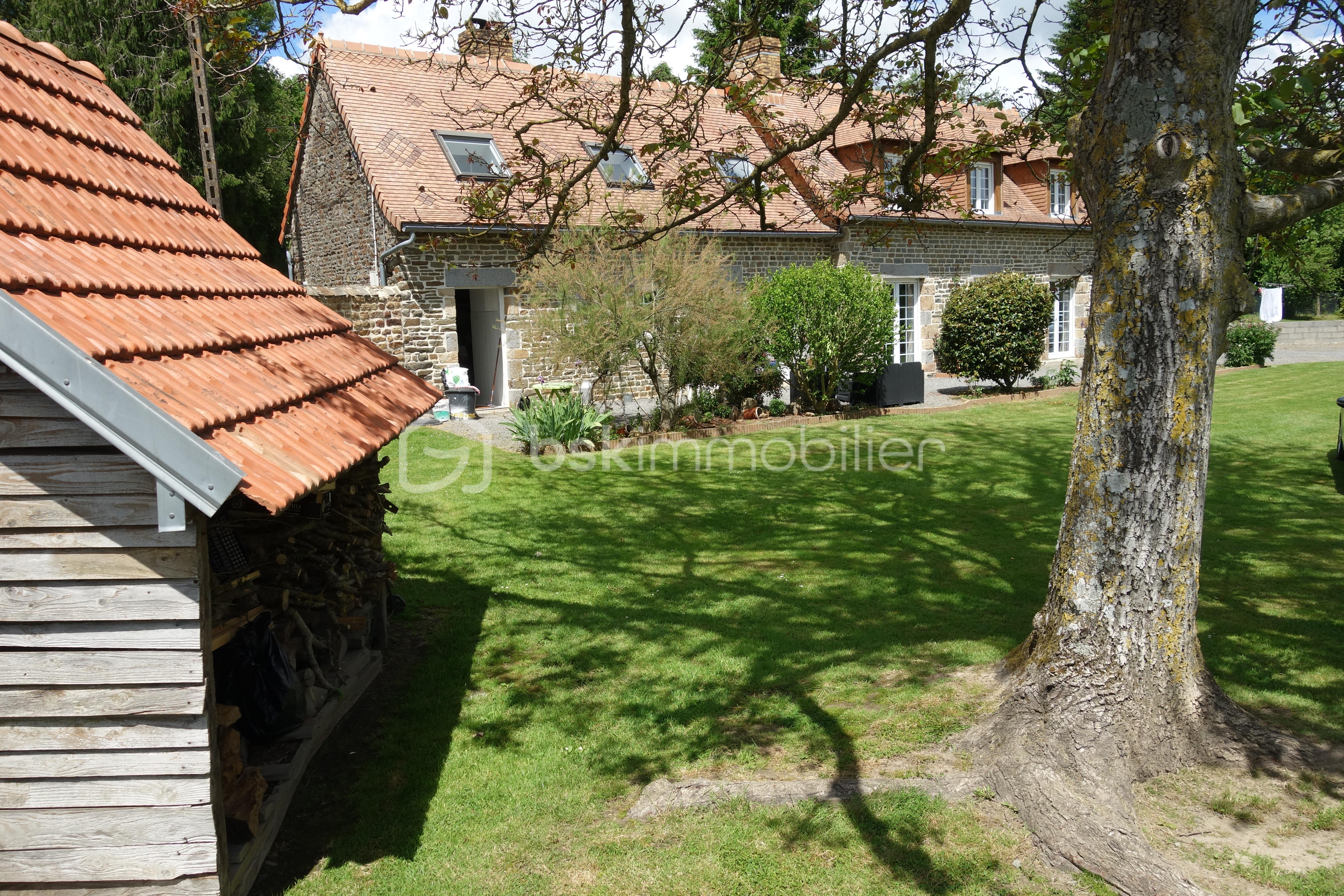 Maison longere de 162 m² - BAZIN FACADE PRISE ENTRE ARBRE ET CABANON.JPG