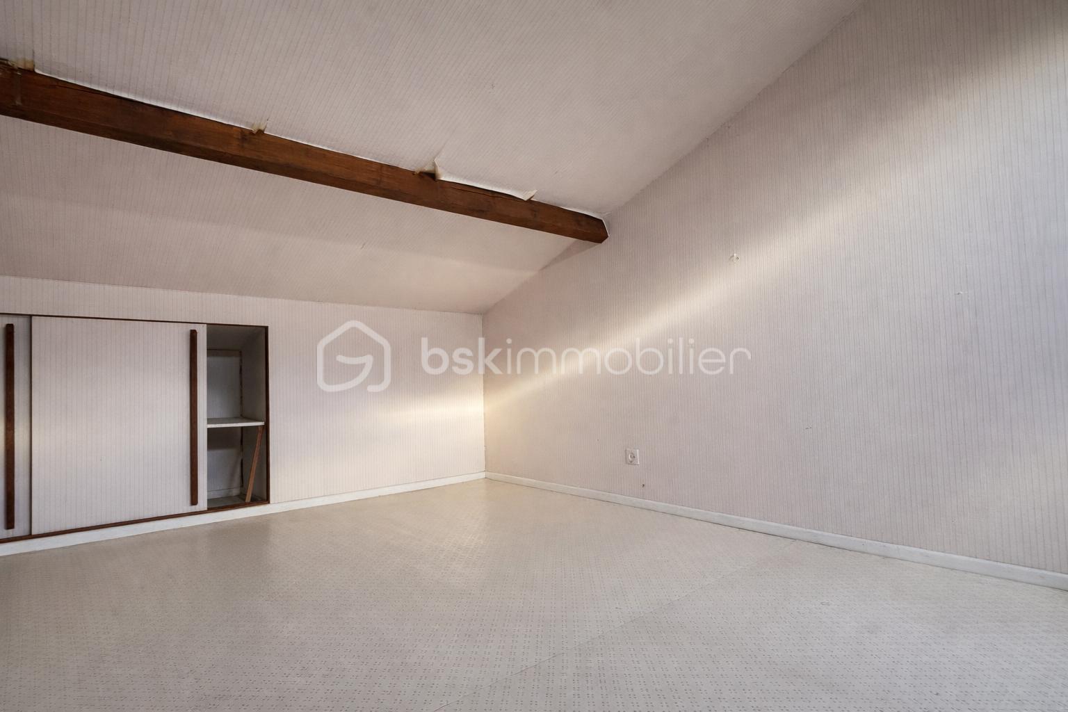 Maison traditionnelle de 125 m² - Attique vide baigné de lumière.png