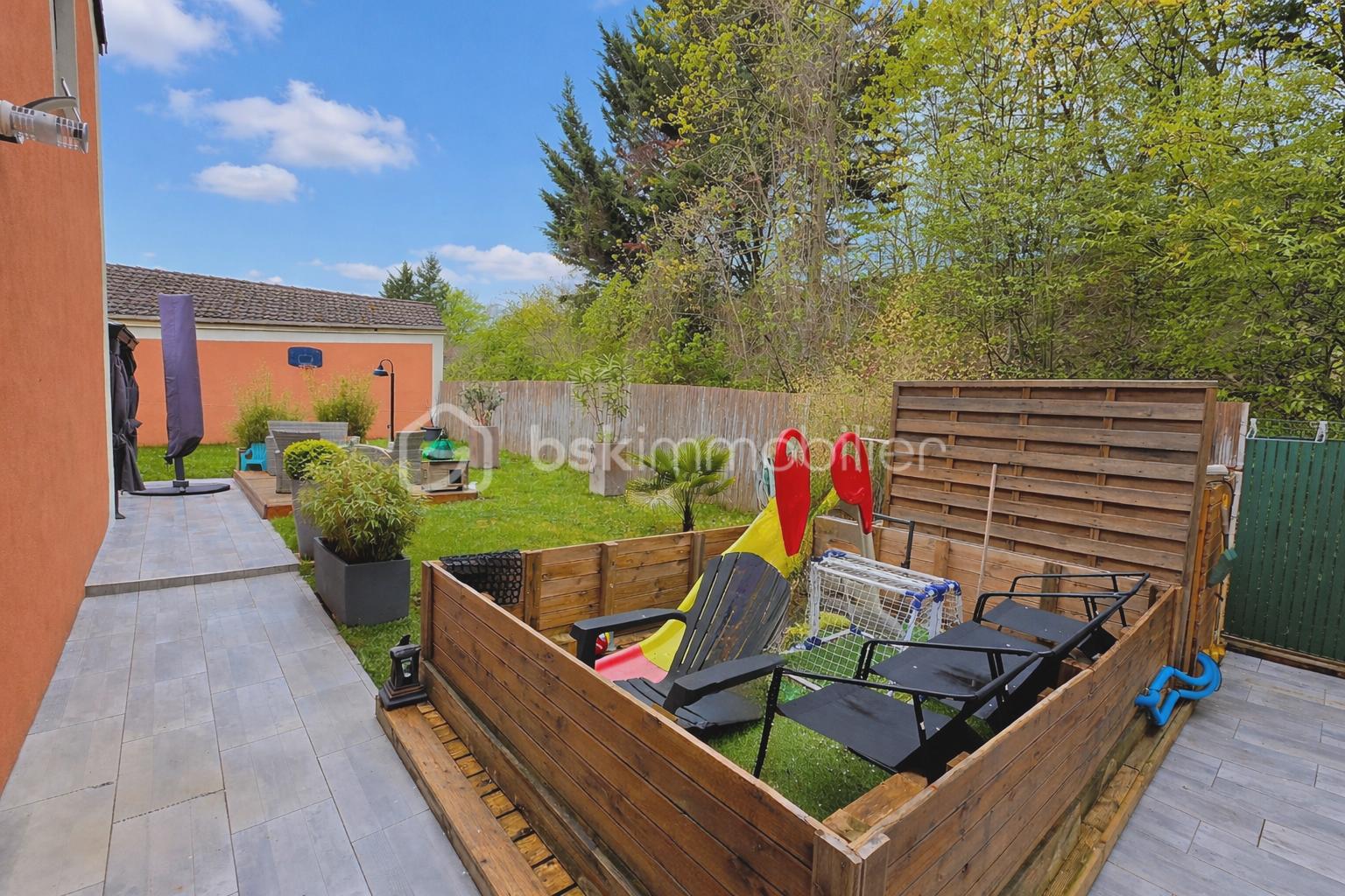 Jardin ensoleillé avec aire de jeux.png