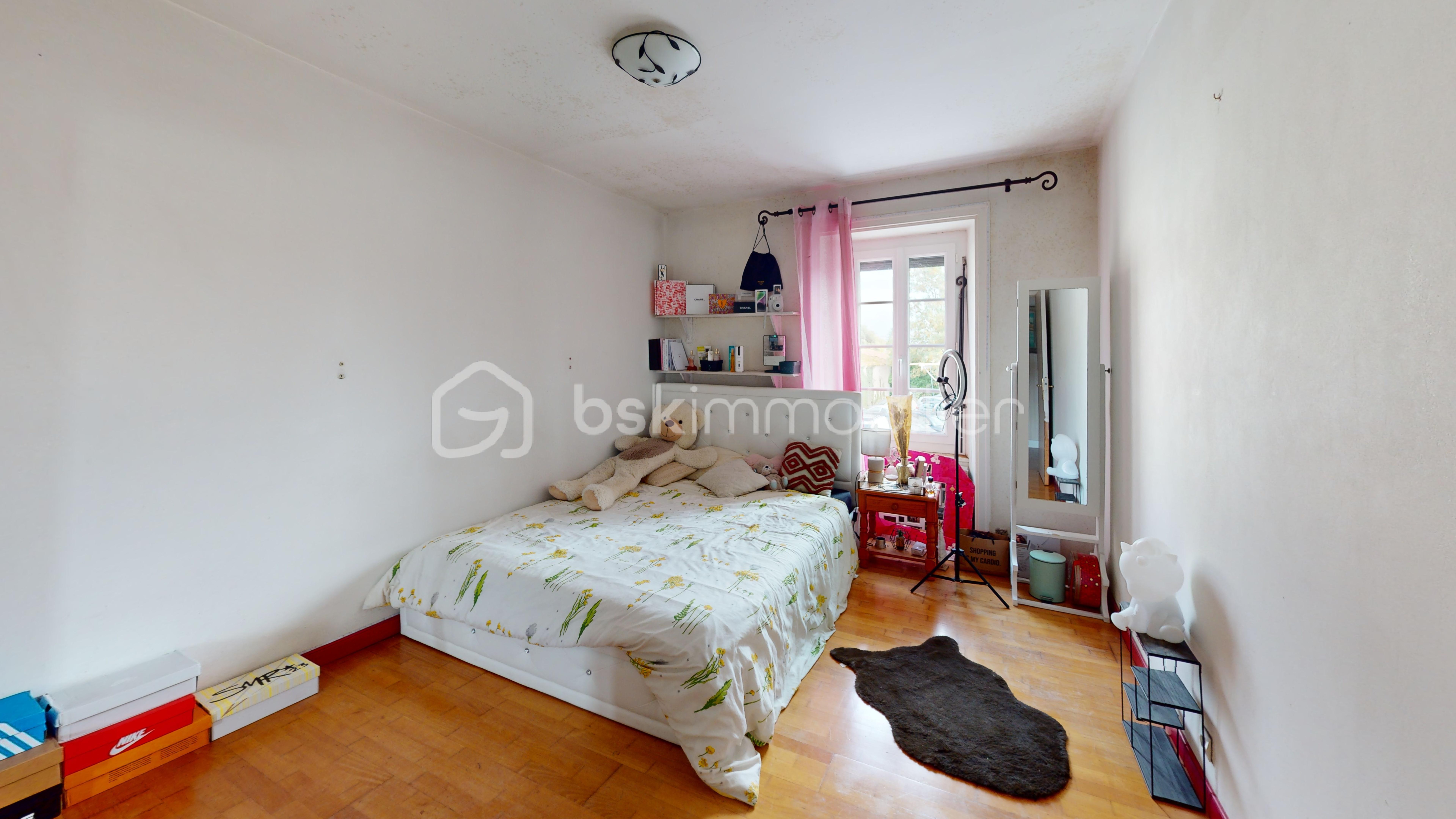 Maison de 180 m² - Maison-Jarnac-Bedroom 1.jpg