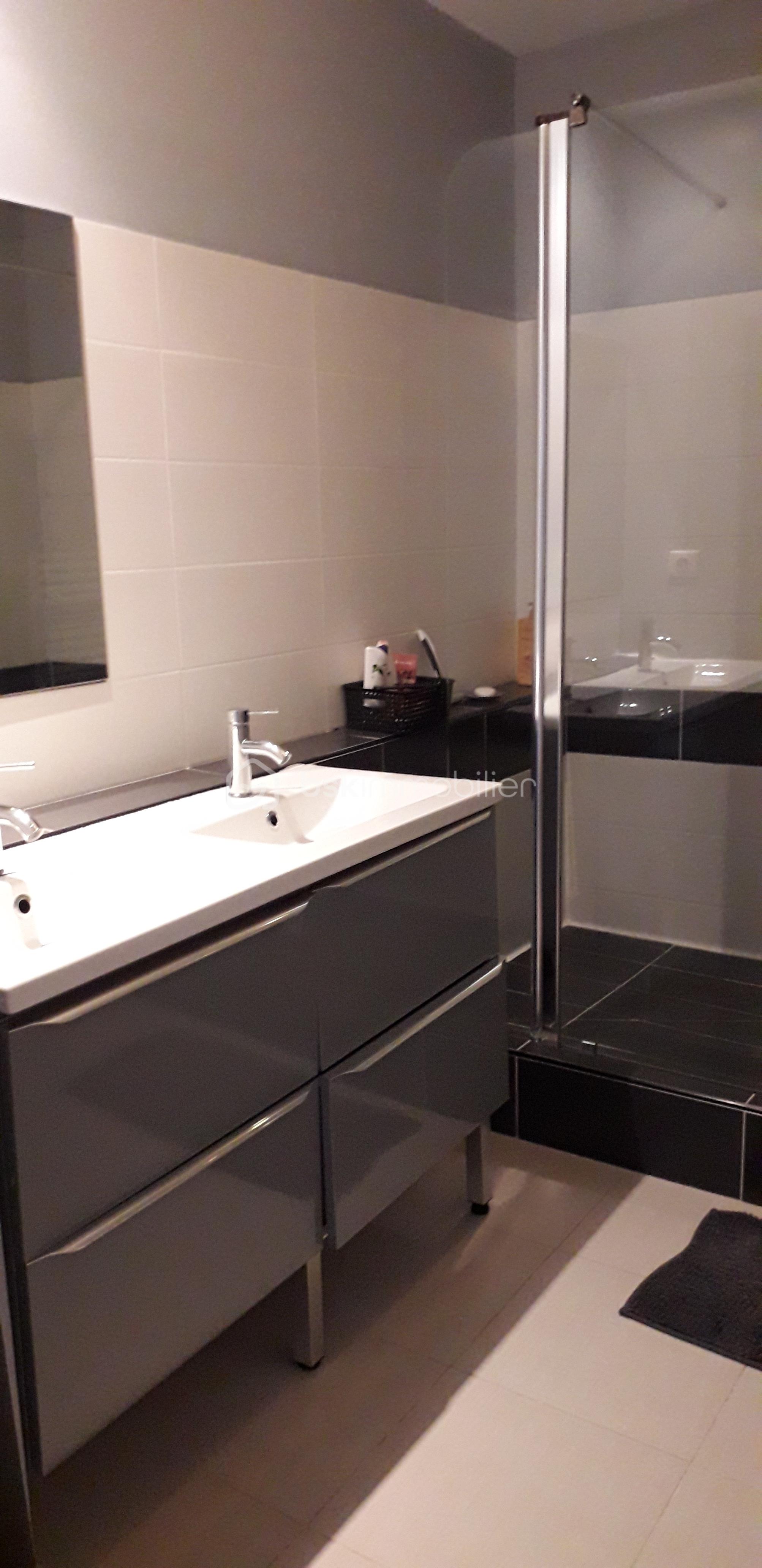 Appartement de 83 m² - salle de bain.jpg