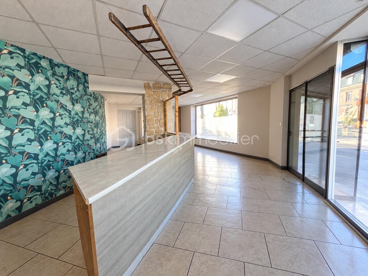 Intérieur commercial vide et lumineux.jpg