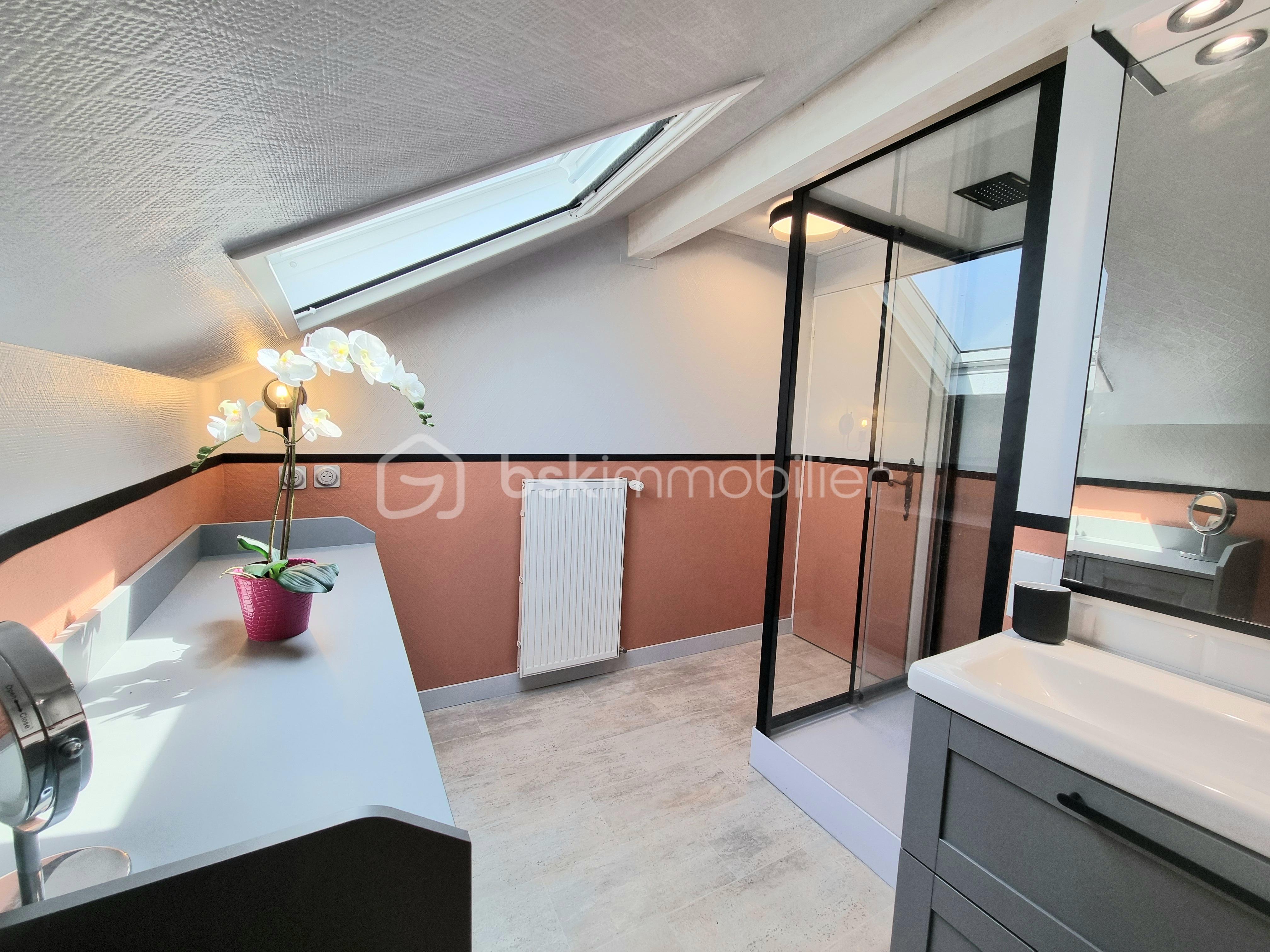 Maison traditionnelle de 193 m² - salle de bain d.jpg