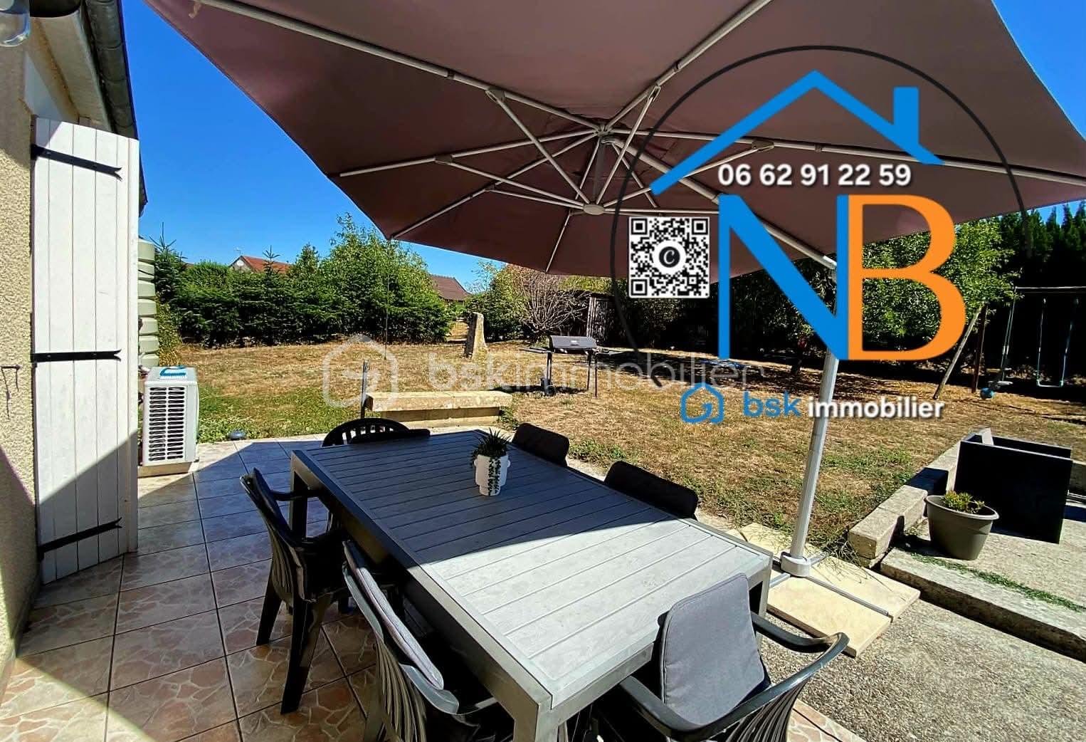 terrasse avec vue sur le terrain.jpg
