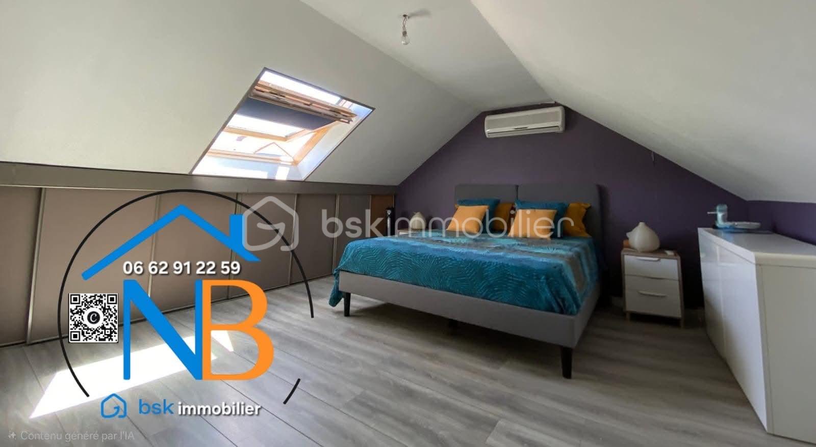 chambre parentale vue de droite avec placard .jpg