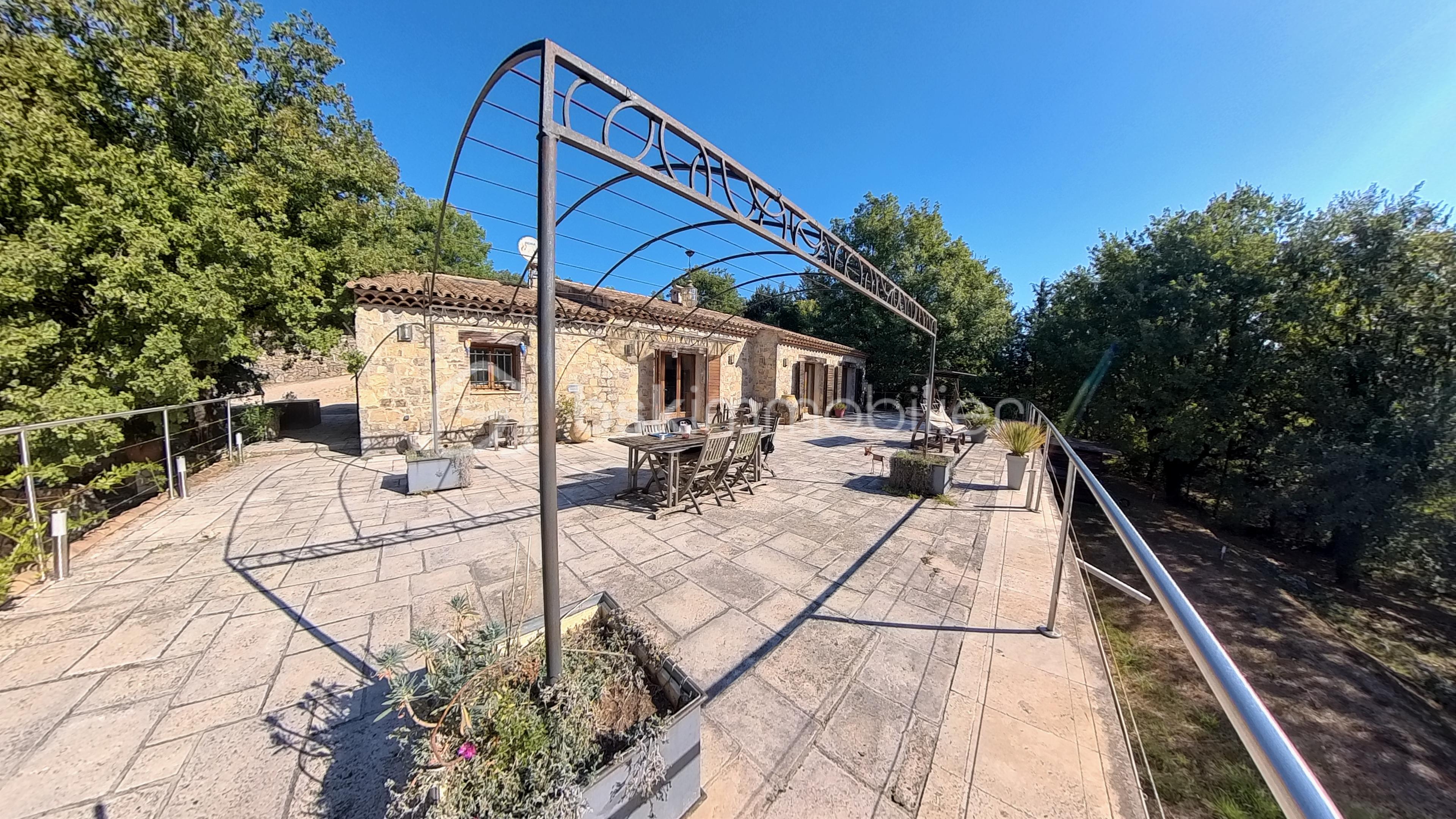 Maison provencale de 210 m² - terrseback.jpg