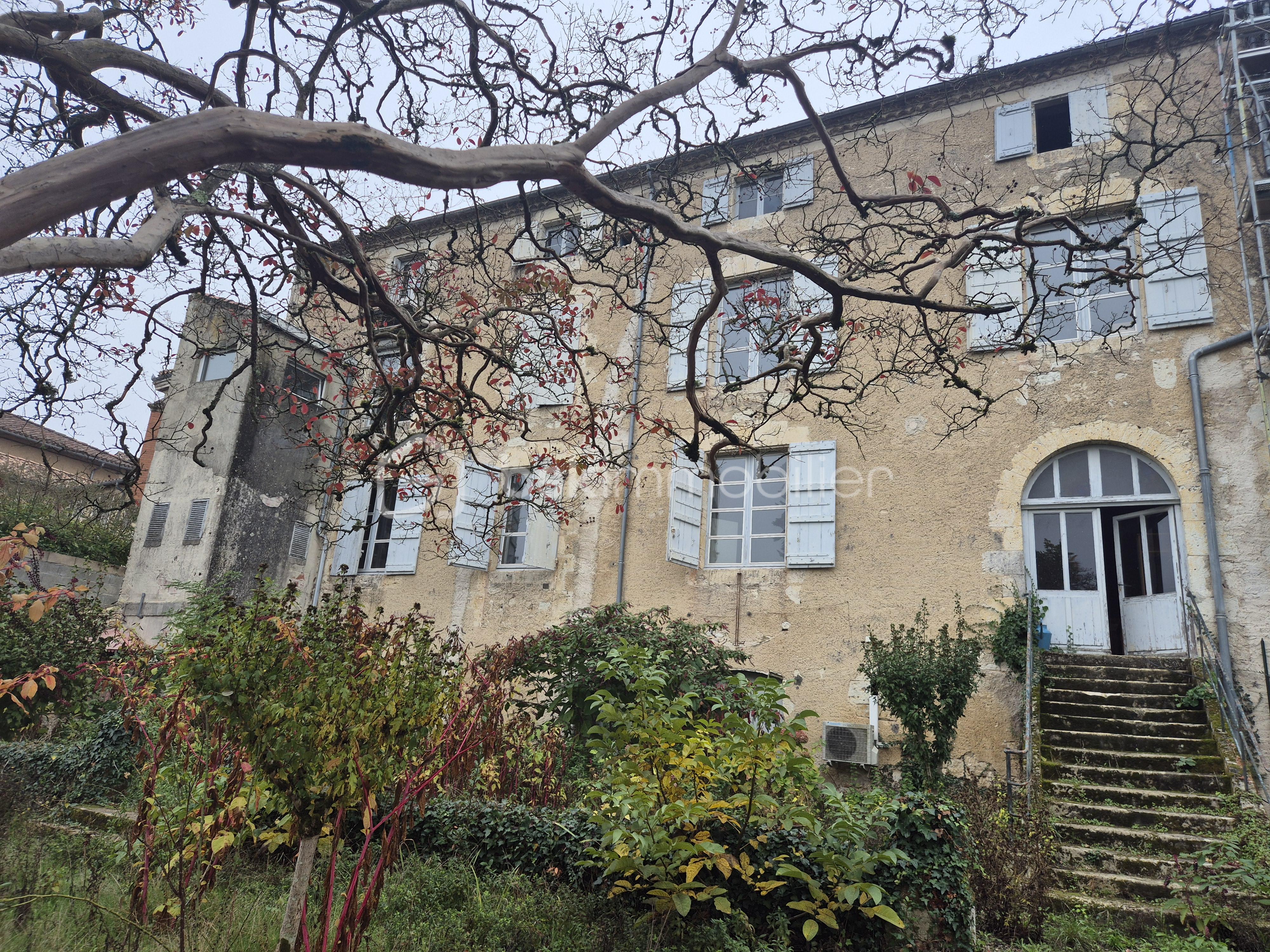 Maison 12 pièces 352 m² · à Lectoure · 352 m² · 359 000 €