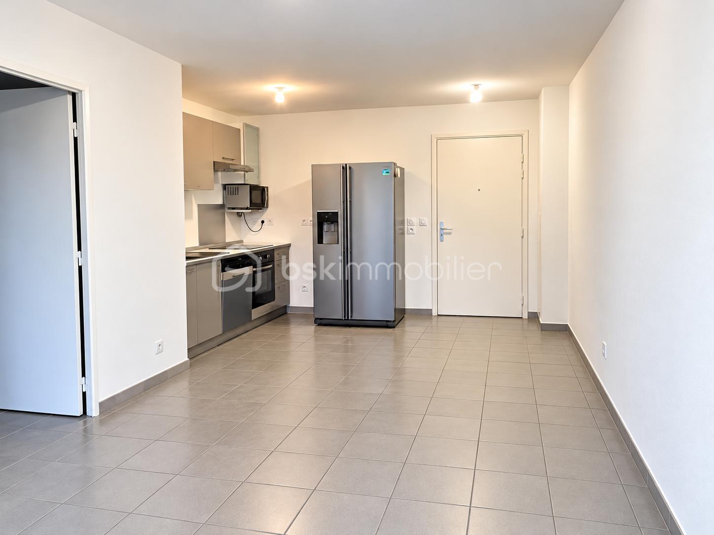 Intérieur moderne avec cuisine épurée (1).png