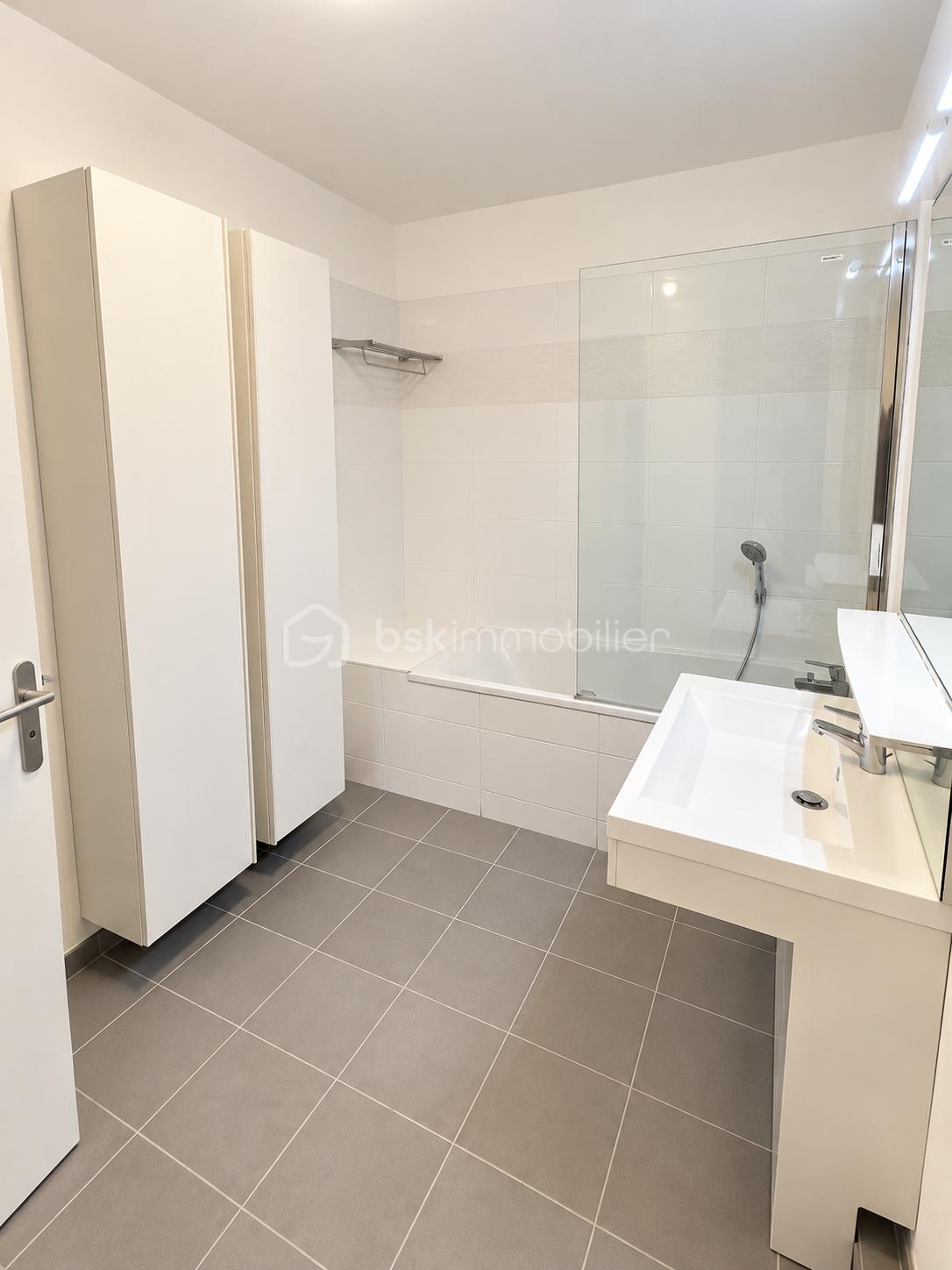 Salle de bain moderne et minimaliste.png
