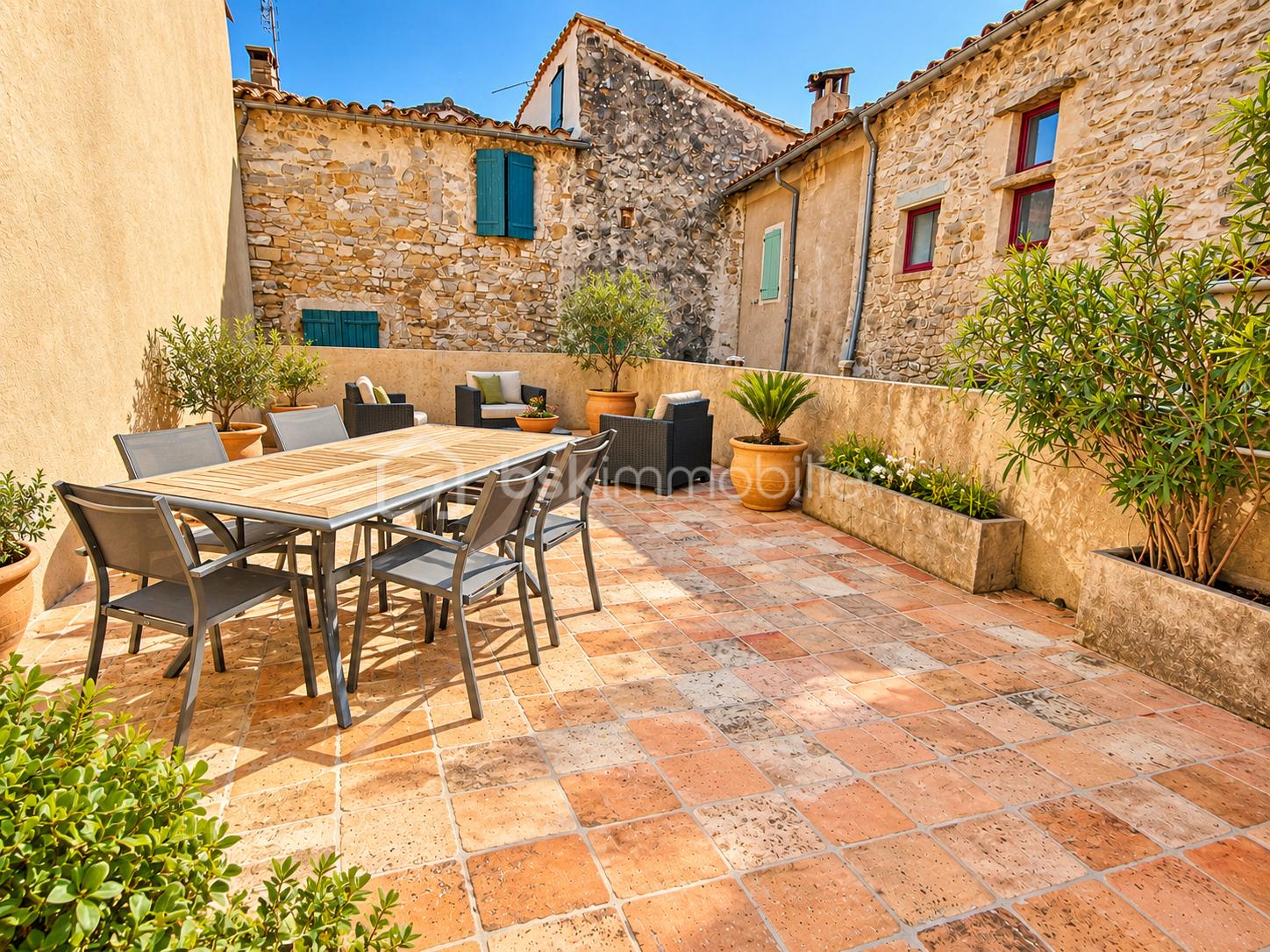 Terrasse provençale baignée de soleil.png