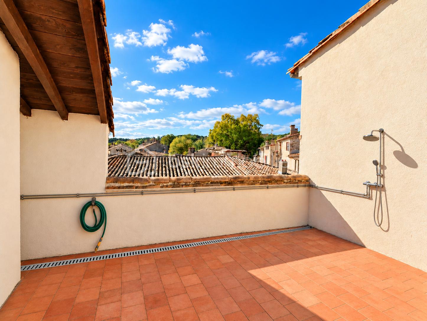 Terrasse méditerranéenne avec douche extérieure.png