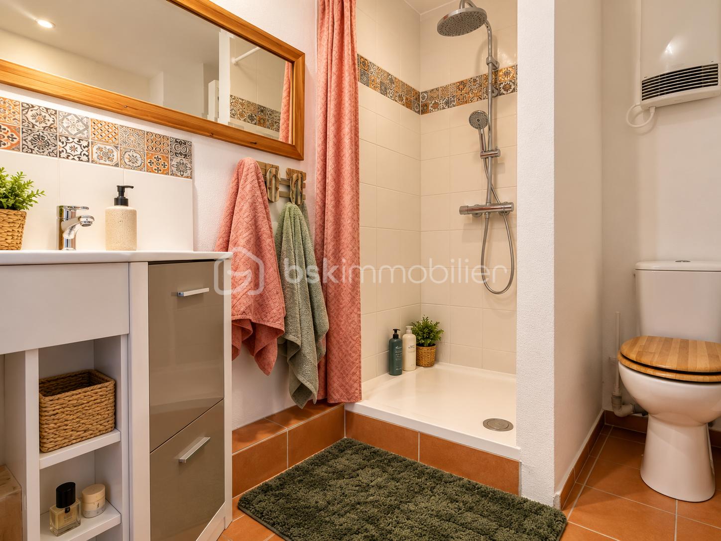 Salle de bain méditerranéenne chaleureuse.png