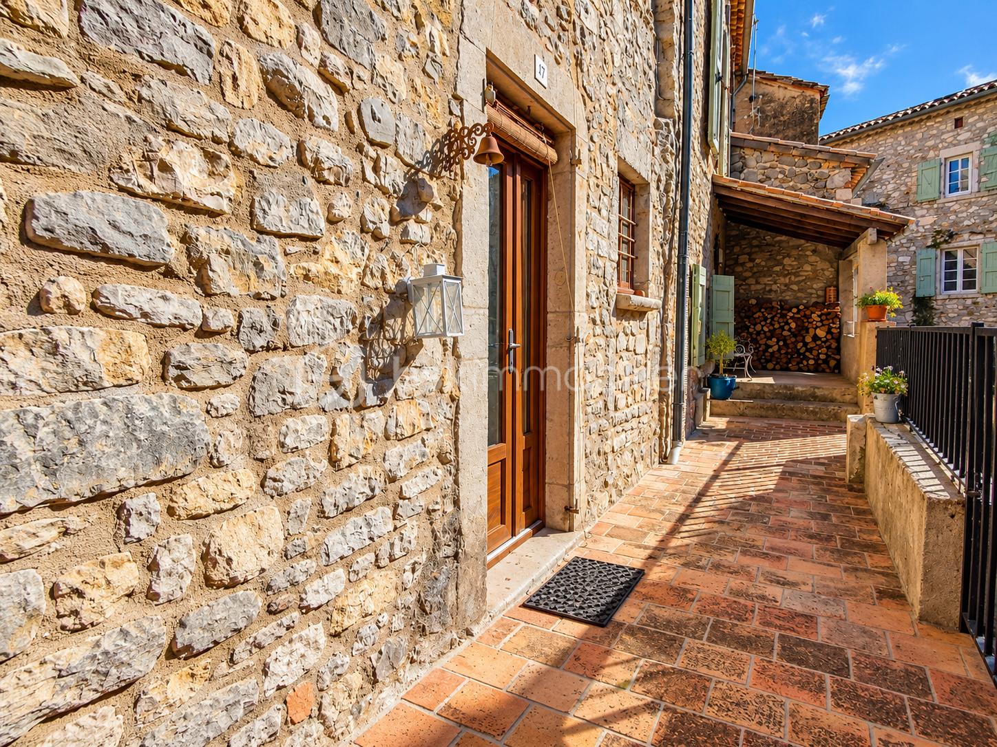 Passage provençal ensoleillé, maison numéro 17.png