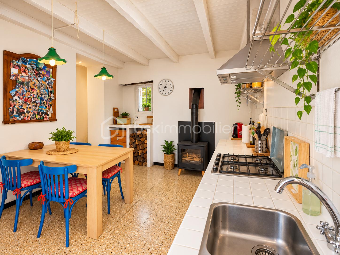 Cuisine rustique moderne baignée de lumière.png