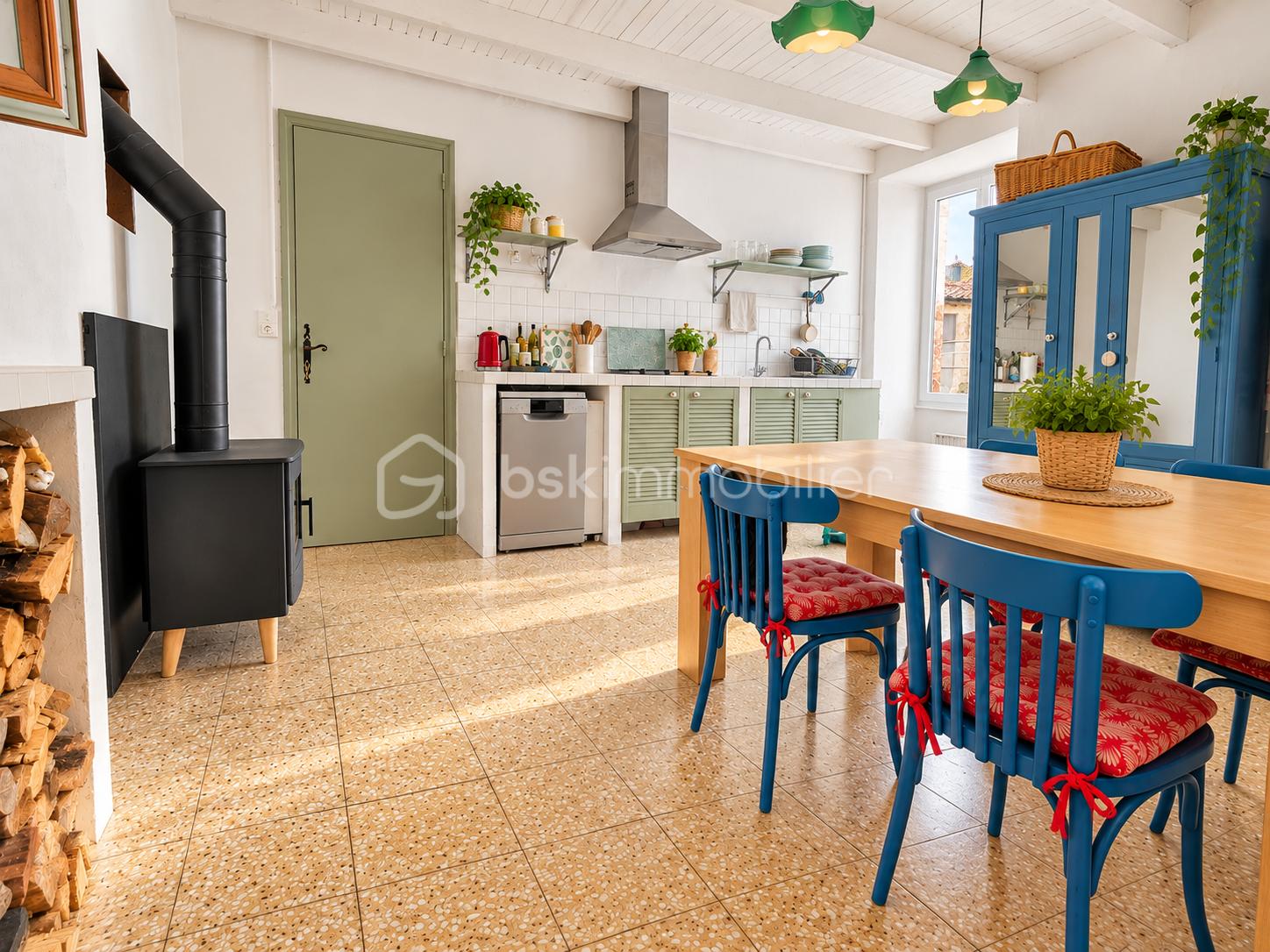 Cuisine rustique lumineuse aux accents colorés.png