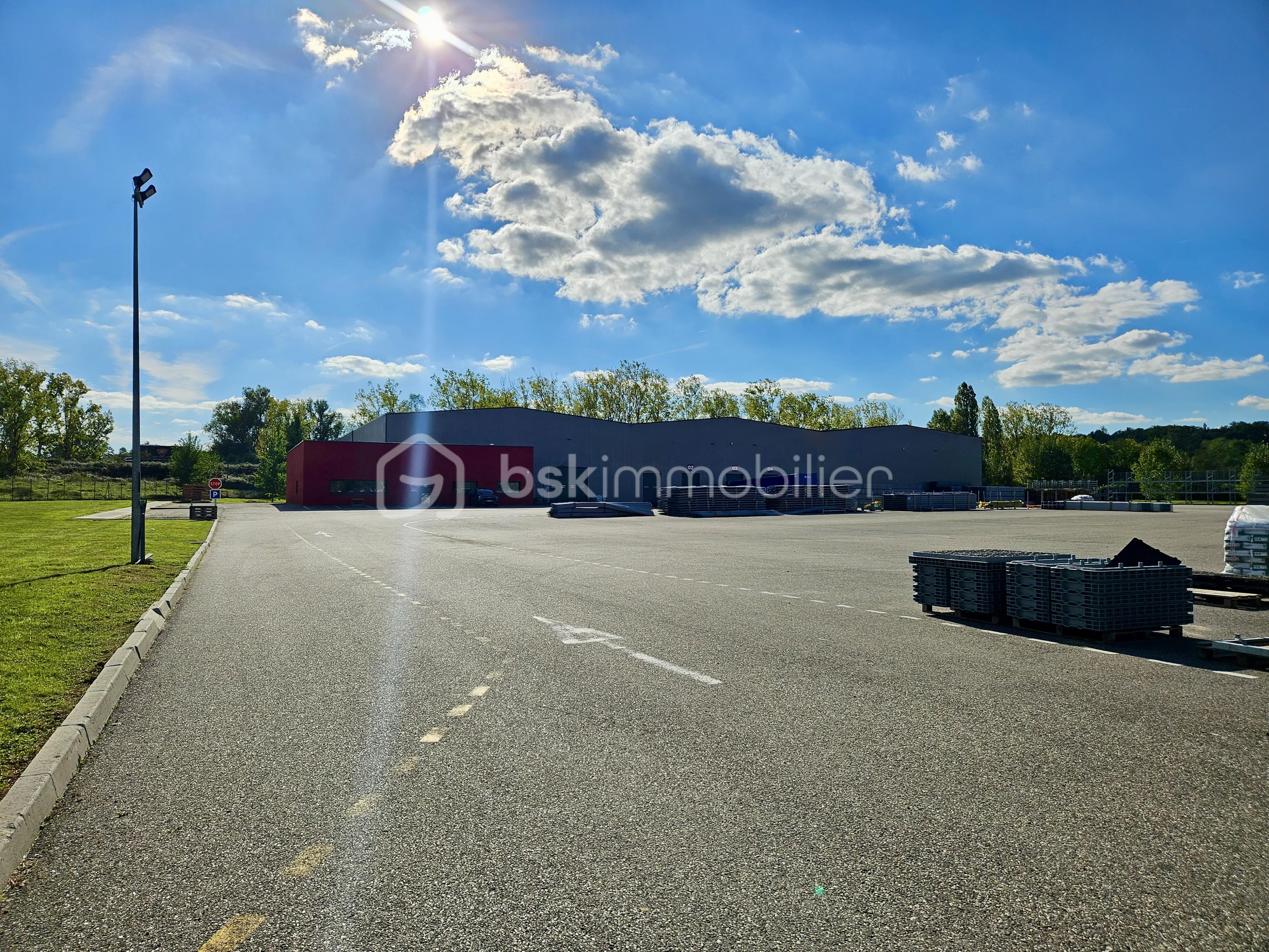 Local commercial de 4 279 m² - ext.jpg
