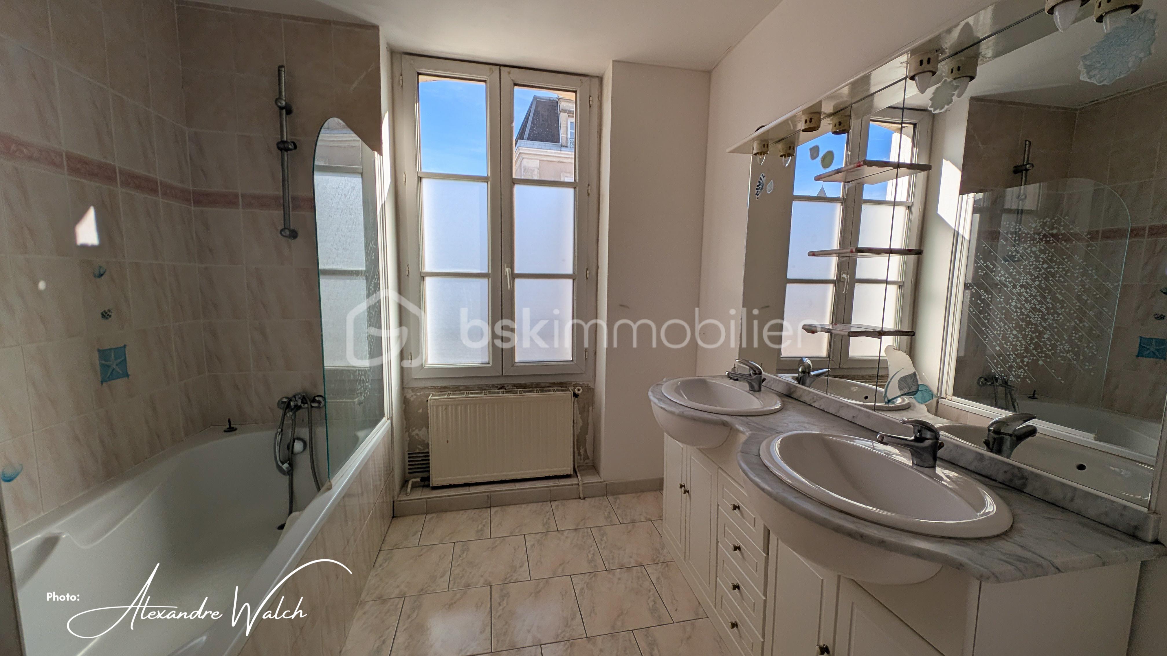 Immeuble mixte de 268 m² - signaturePXL_20251031_113550647.MP.jpg