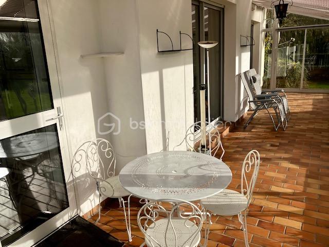 Maison de 158 m² - dubroeucq véranda table métal.jpg