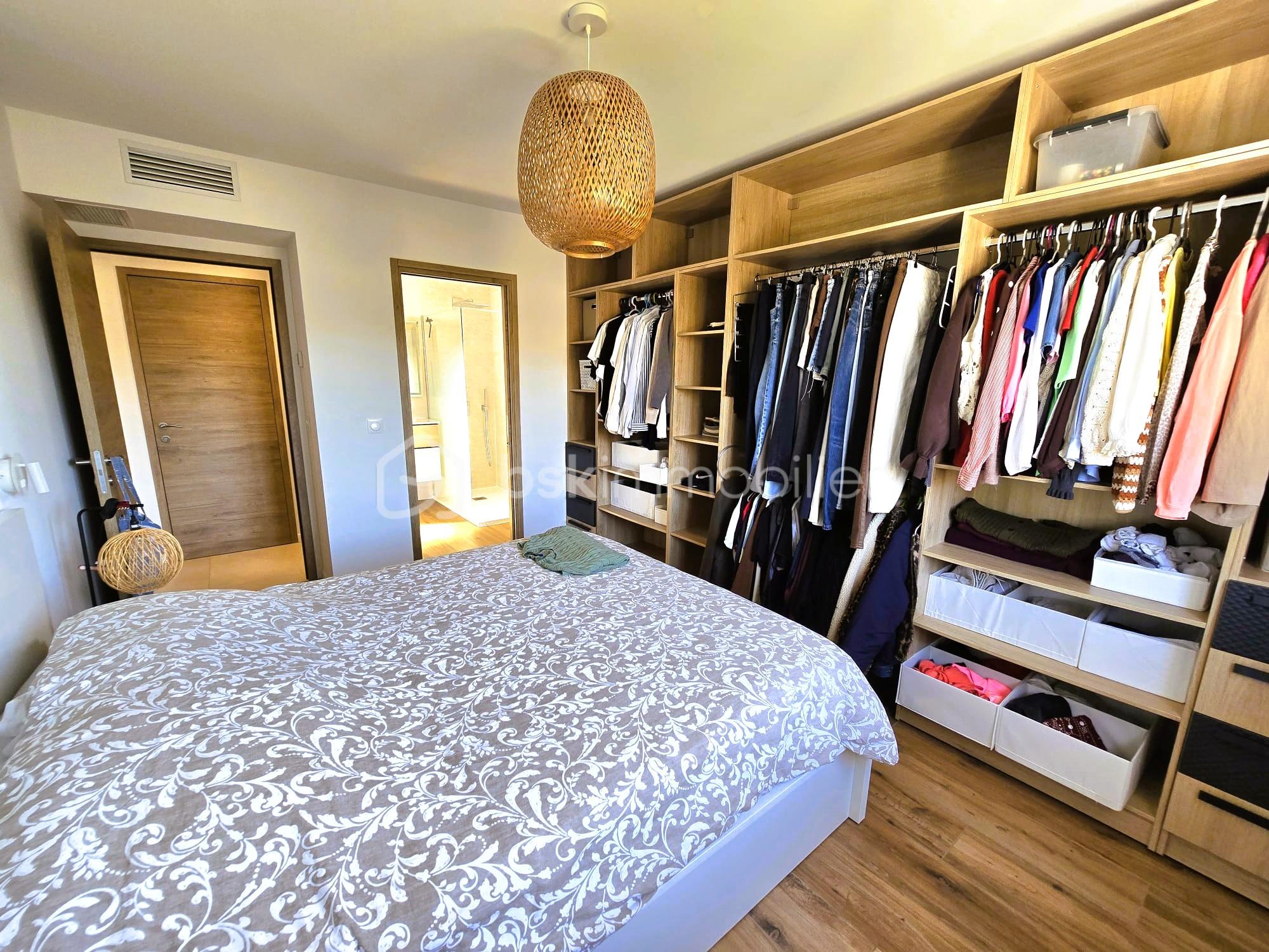 2 CHAMBRE PARENTALE AVEC DRESSING ET SALLE D'EAU.jpeg