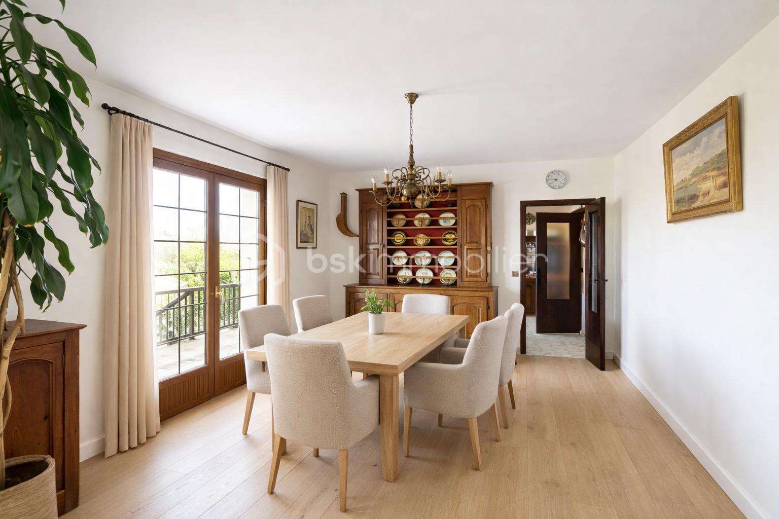 Salle à manger contemporaine et lumineuse.png