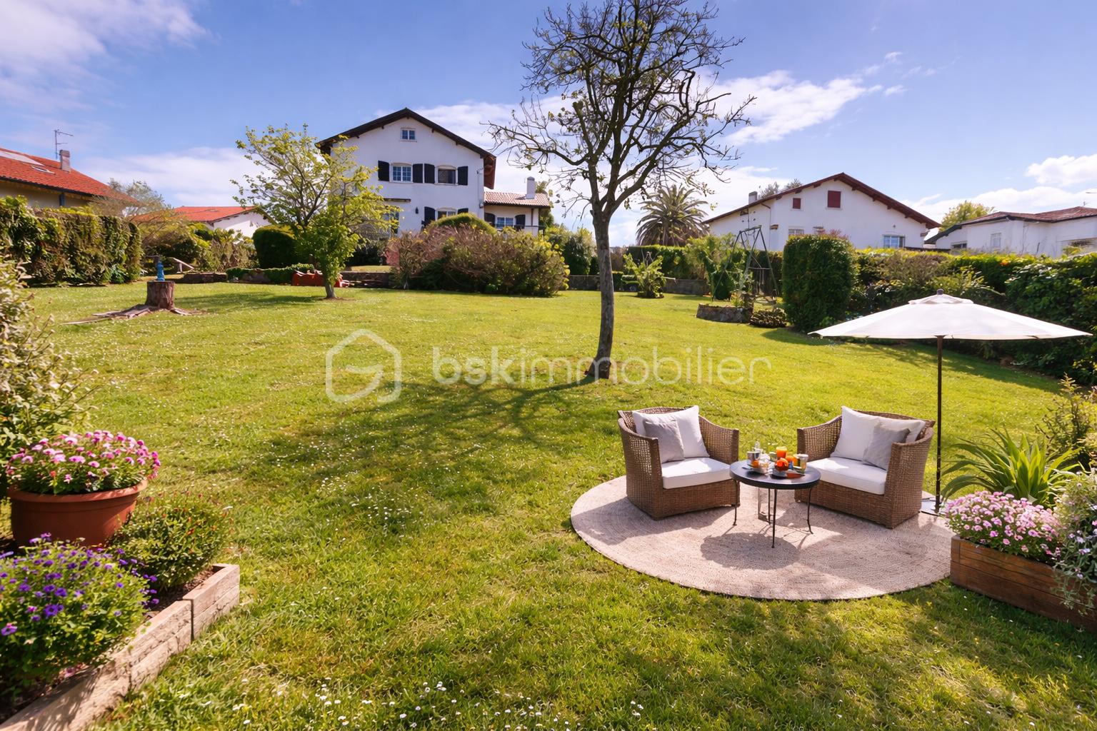 Jardin ensoleillé avec coin salon accueillant.png