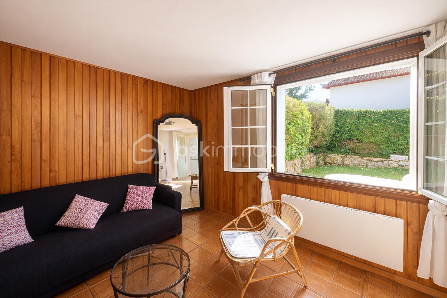 Salon lumineux avec fauteuil en rotin.png